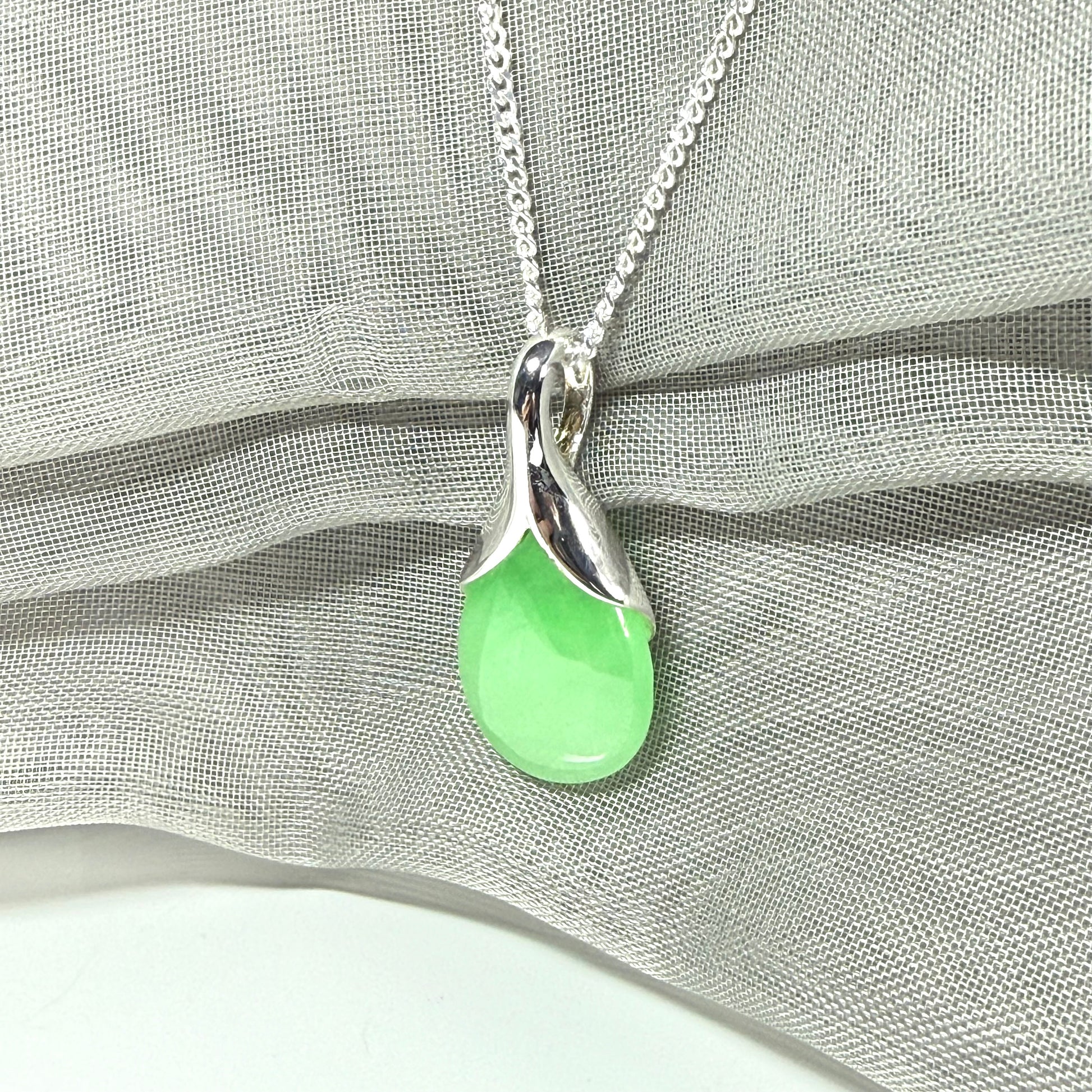 Green jade cushion shaped silver necklace pendant, a stunning design