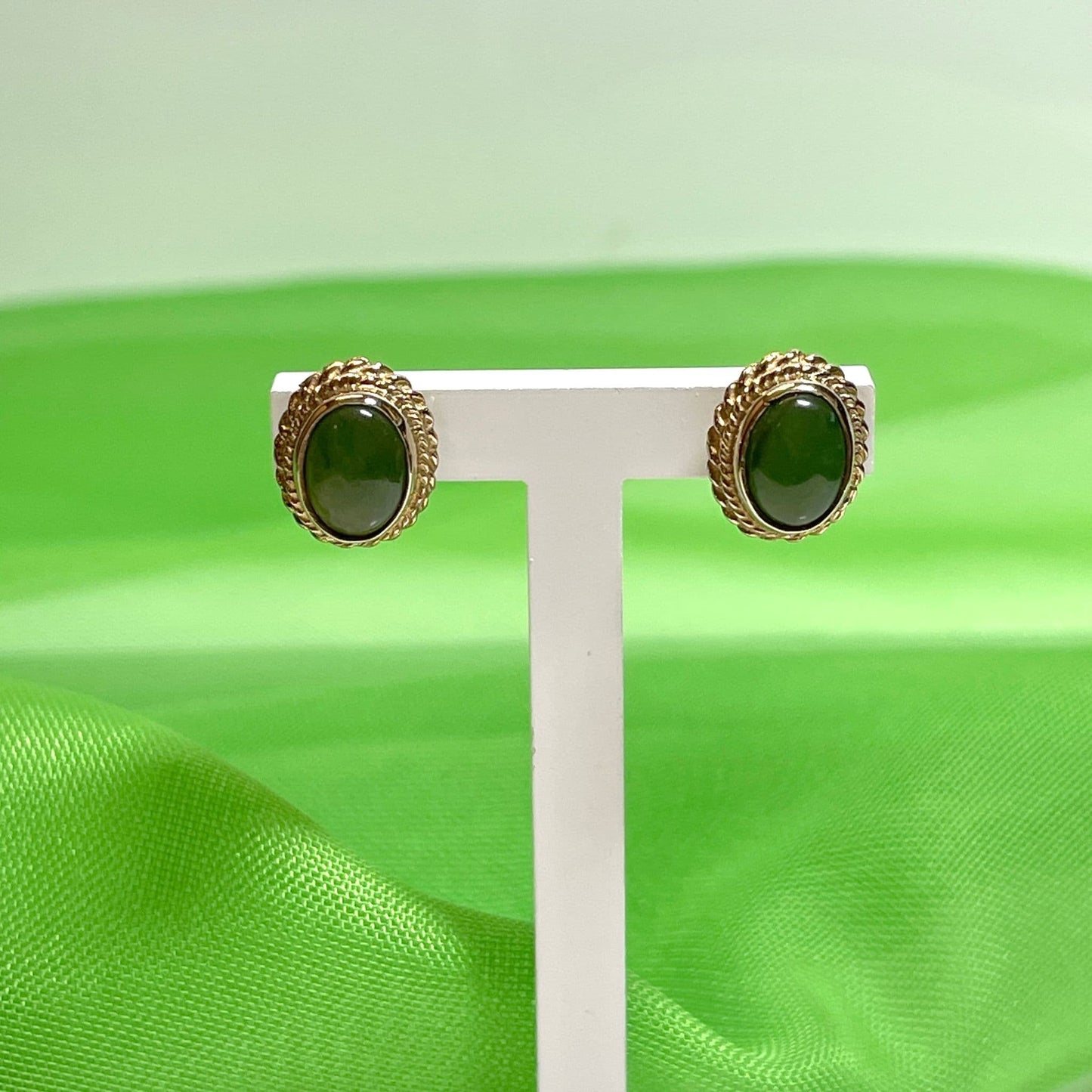 Green jade yellow gold oval earrings