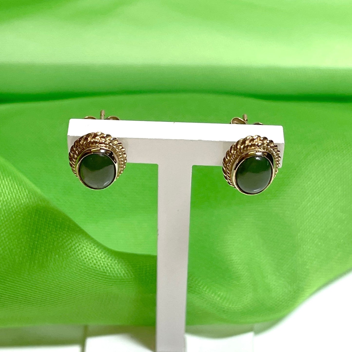 Green jade yellow gold oval earrings