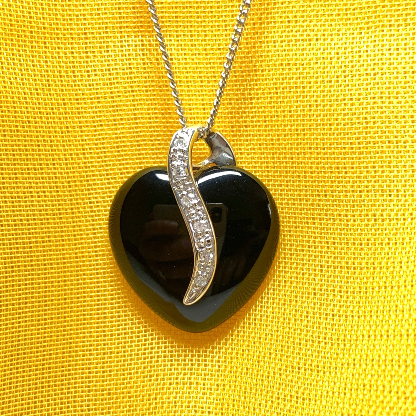 Heart agate and diamond necklace pendent