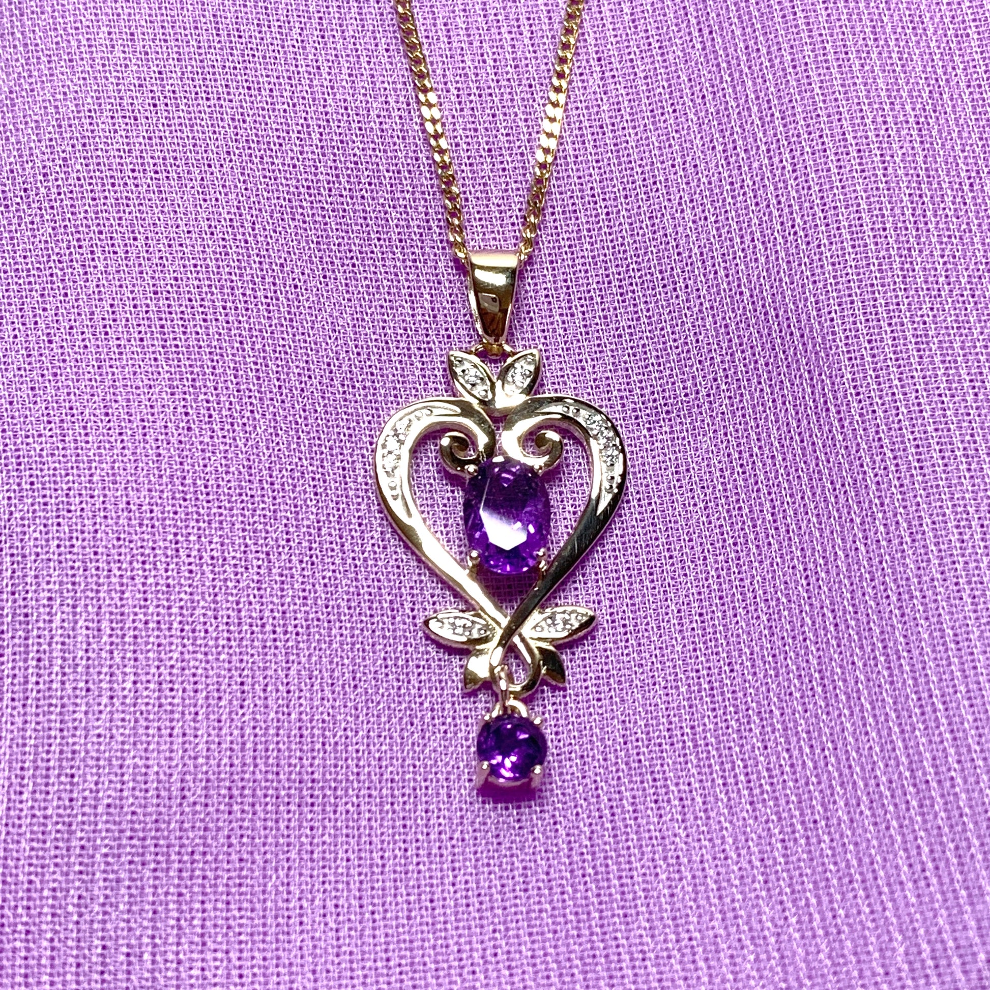 Heart shaped yellow gold and amethyst necklace pendent