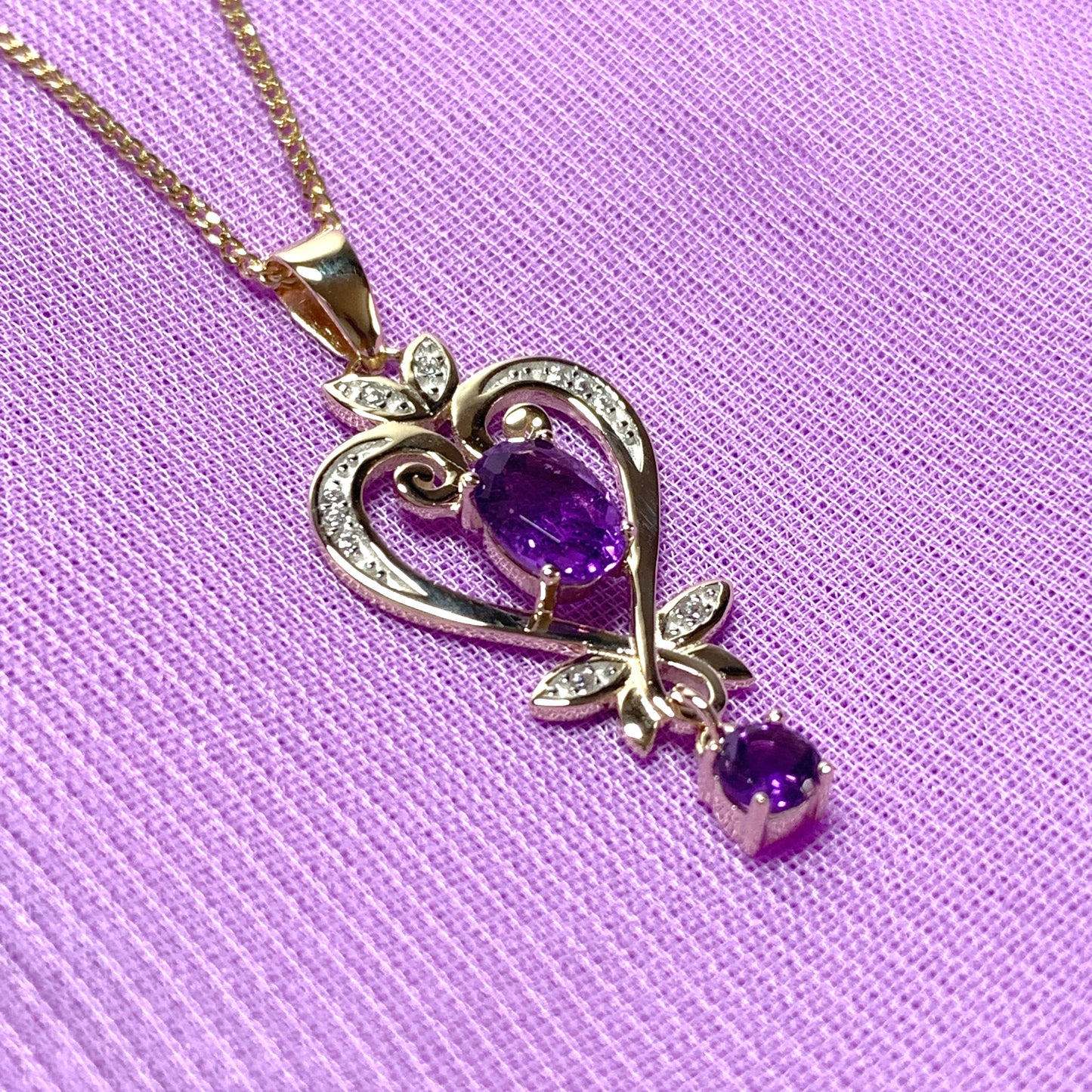 Heart shaped yellow gold and amethyst necklace pendent