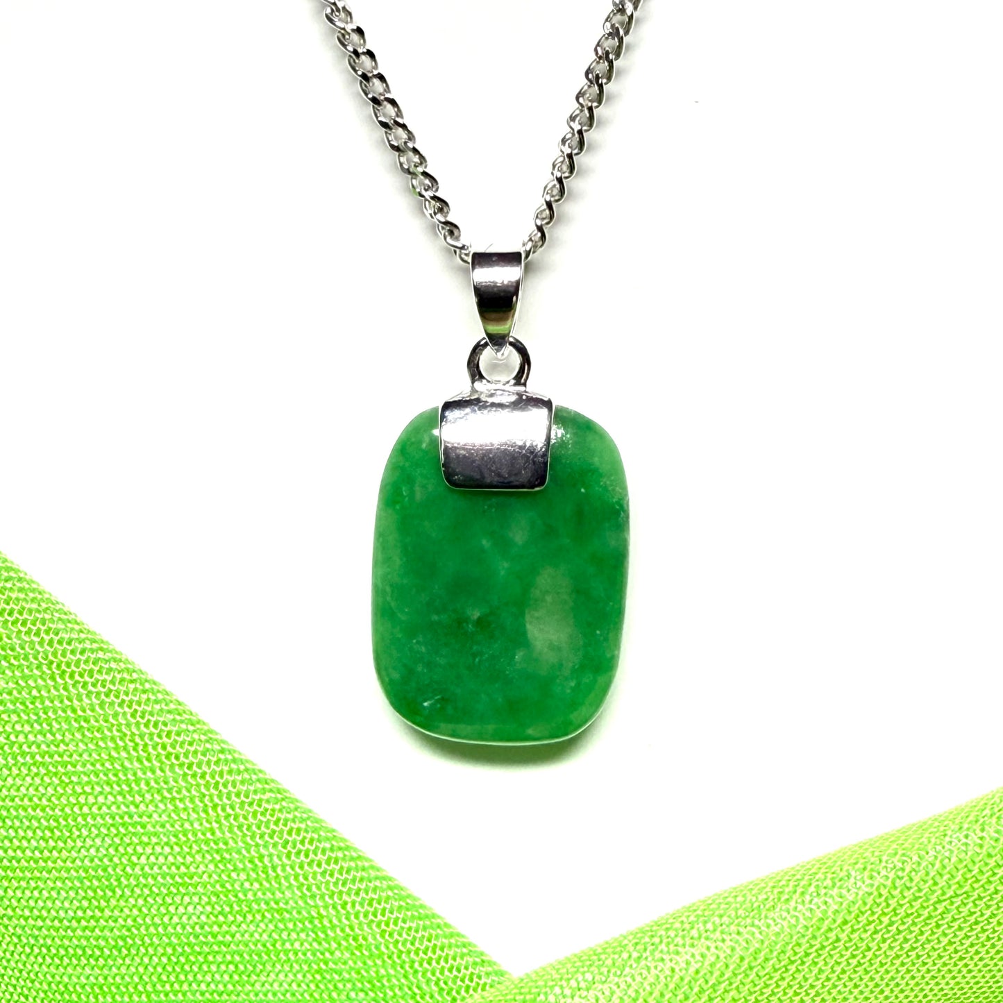 Real green jade necklace cushion shape stone sterling silver losange shape pendant including a curb chain