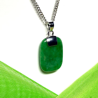 Real green jade necklace cushion shape stone sterling silver losange shape pendant including a curb chain