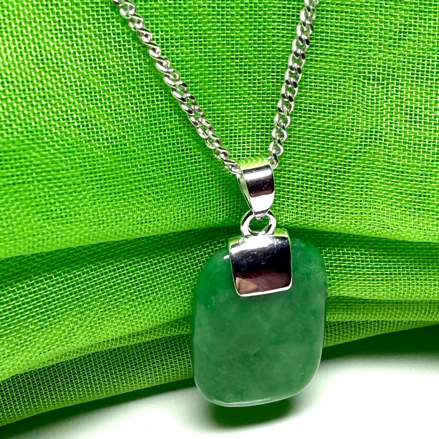 Real green jade necklace cushion shape stone sterling silver losange shape pendant including a curb chain