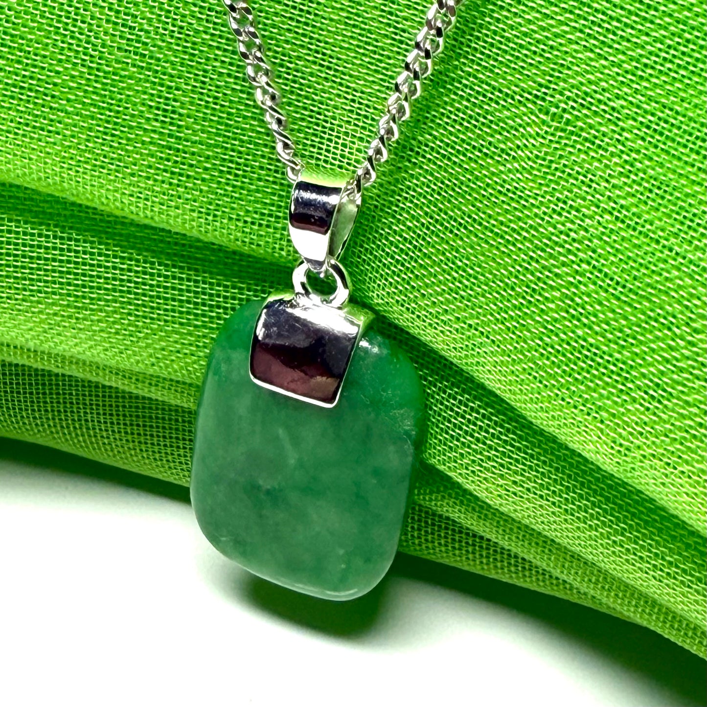 Real green jade necklace cushion shape stone sterling silver losange shape pendant including a curb chain