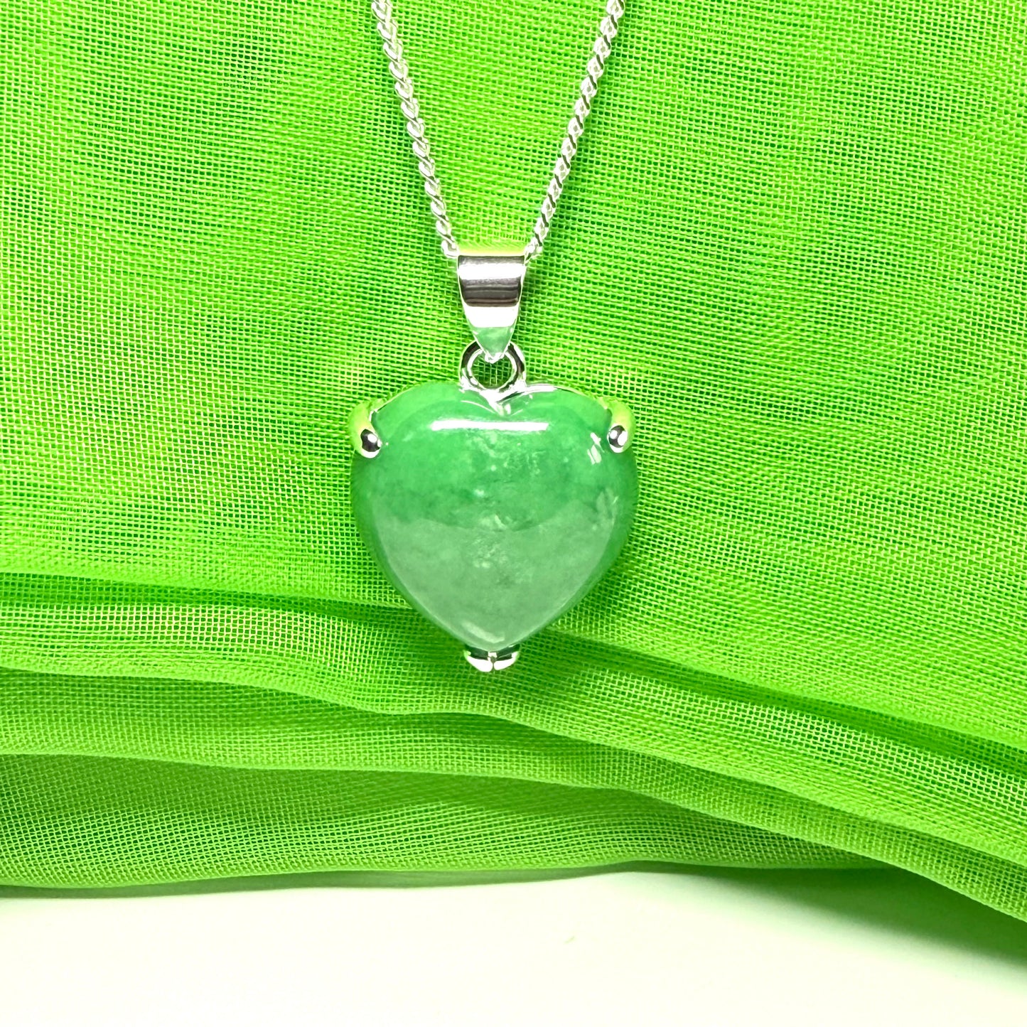 A really gorgeous real green jade necklace heart shaped sterling silver, exquisite designed pendant with chain