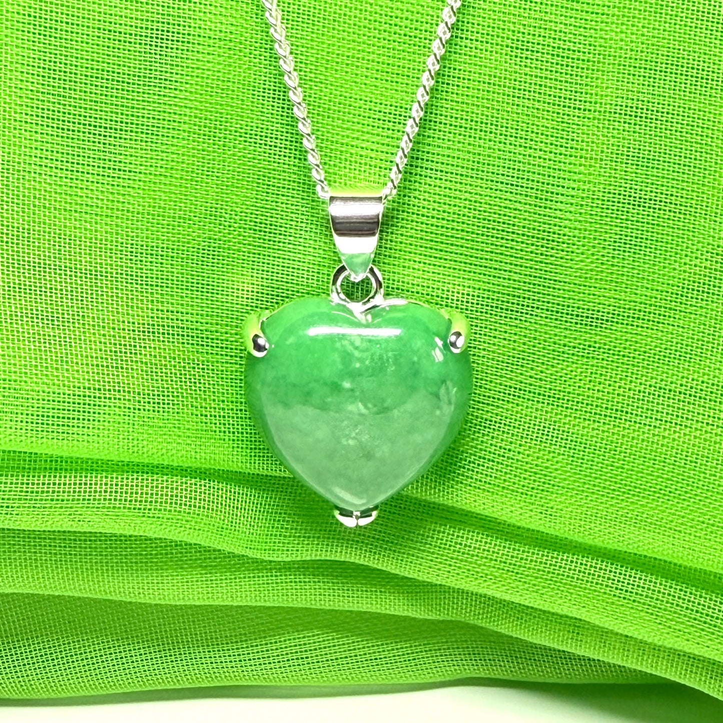 A really gorgeous real green jade necklace heart shaped sterling silver, exquisite designed pendant with chain