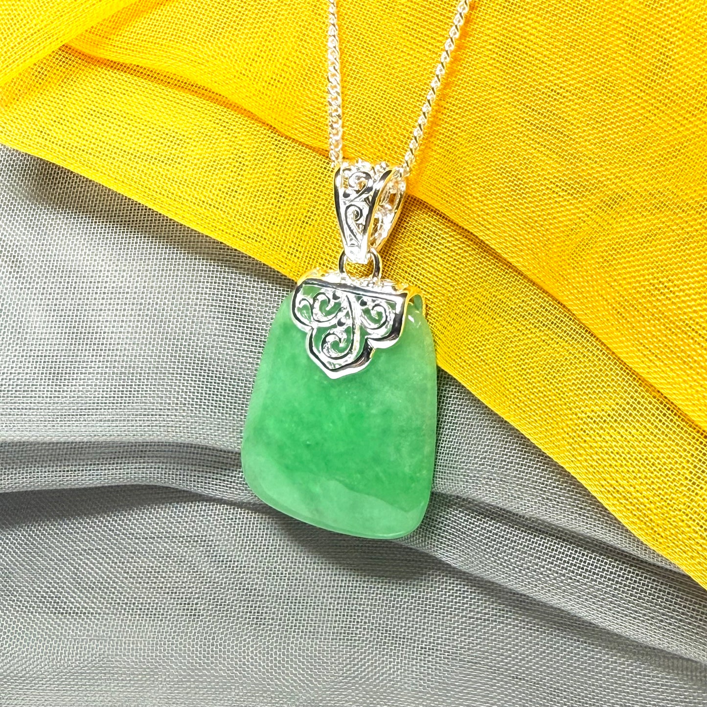 A large sparkling sterling silver green real jade necklace patterned style