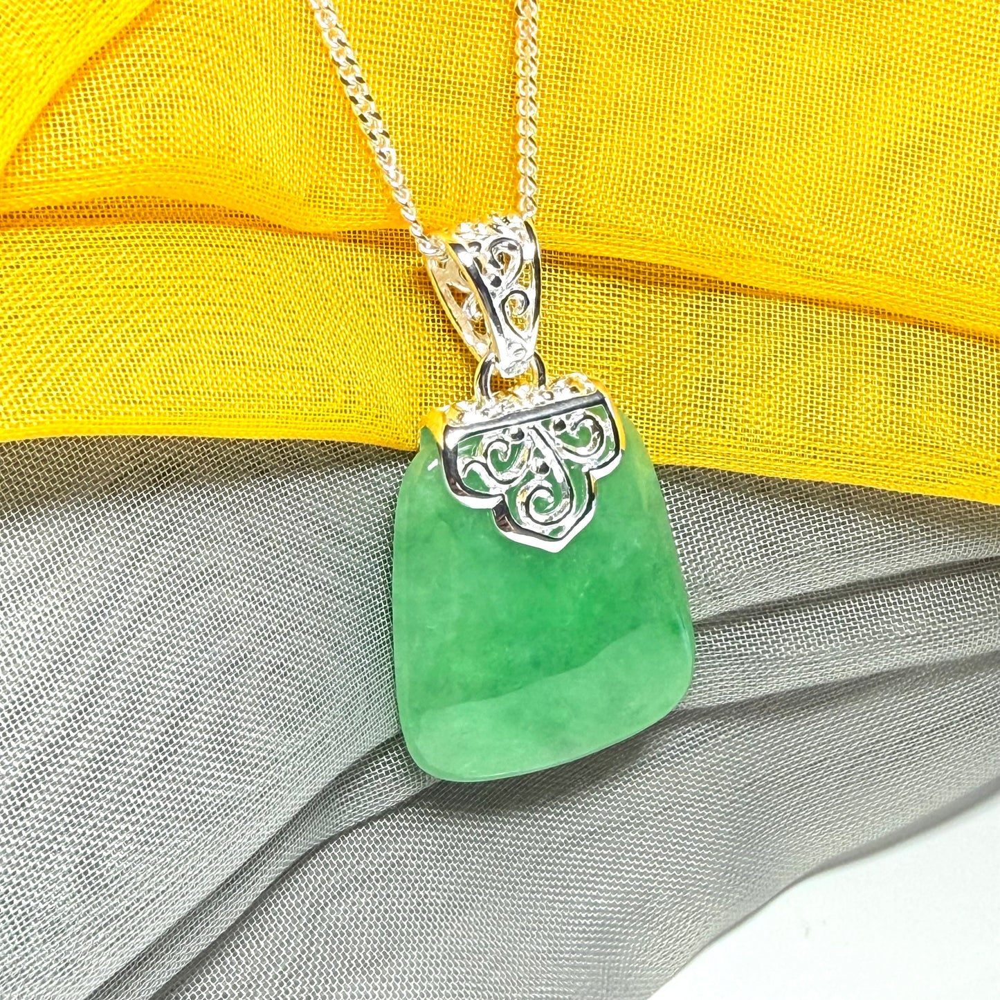 A large sparkling sterling silver green real jade necklace patterned style