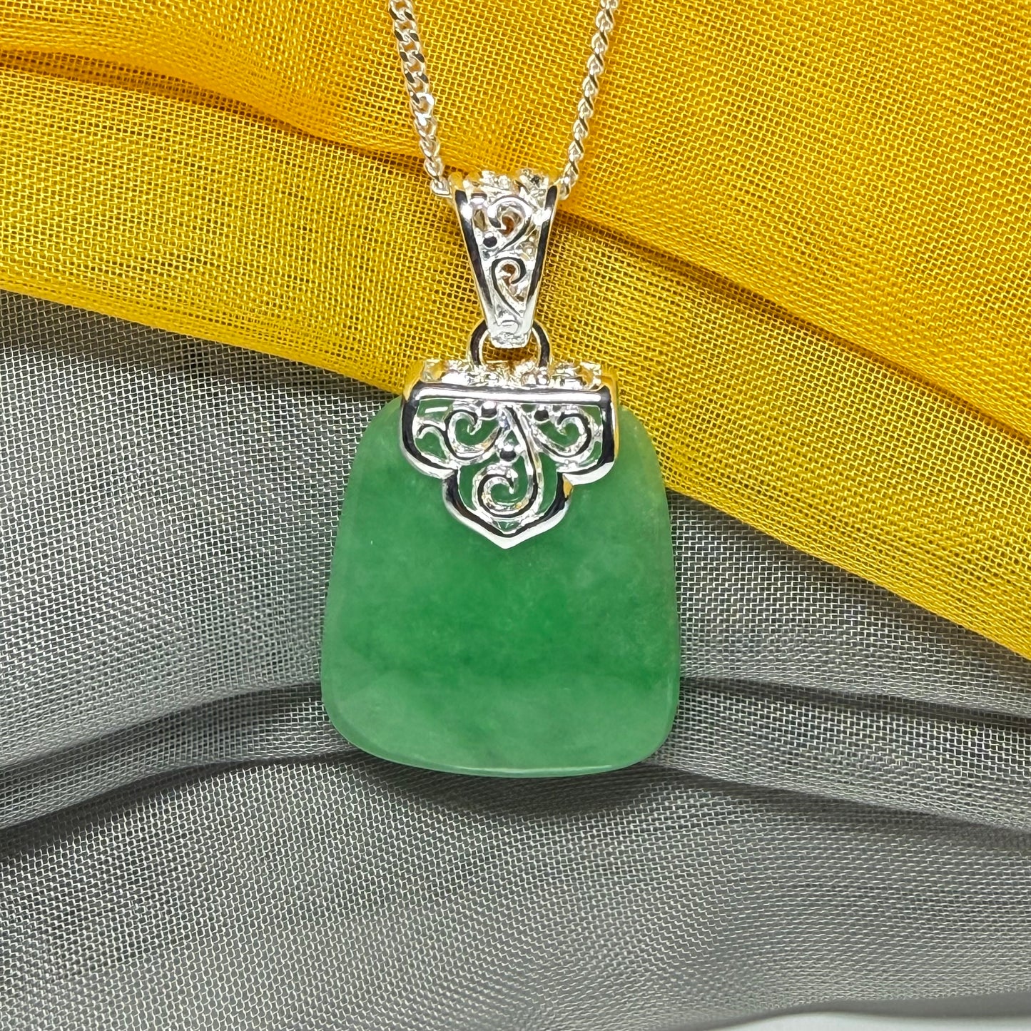 A large sparkling sterling silver green real jade necklace patterned style