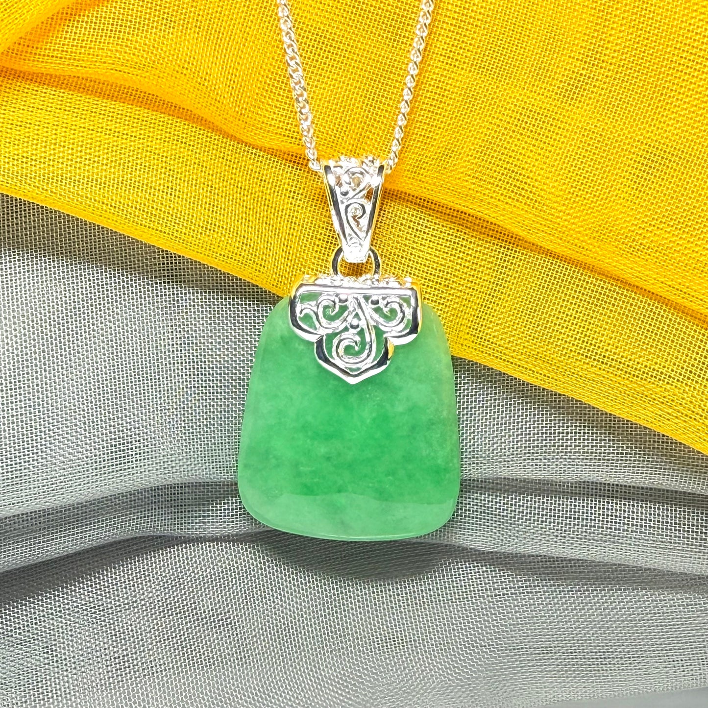 A large sparkling sterling silver green real jade necklace patterned style