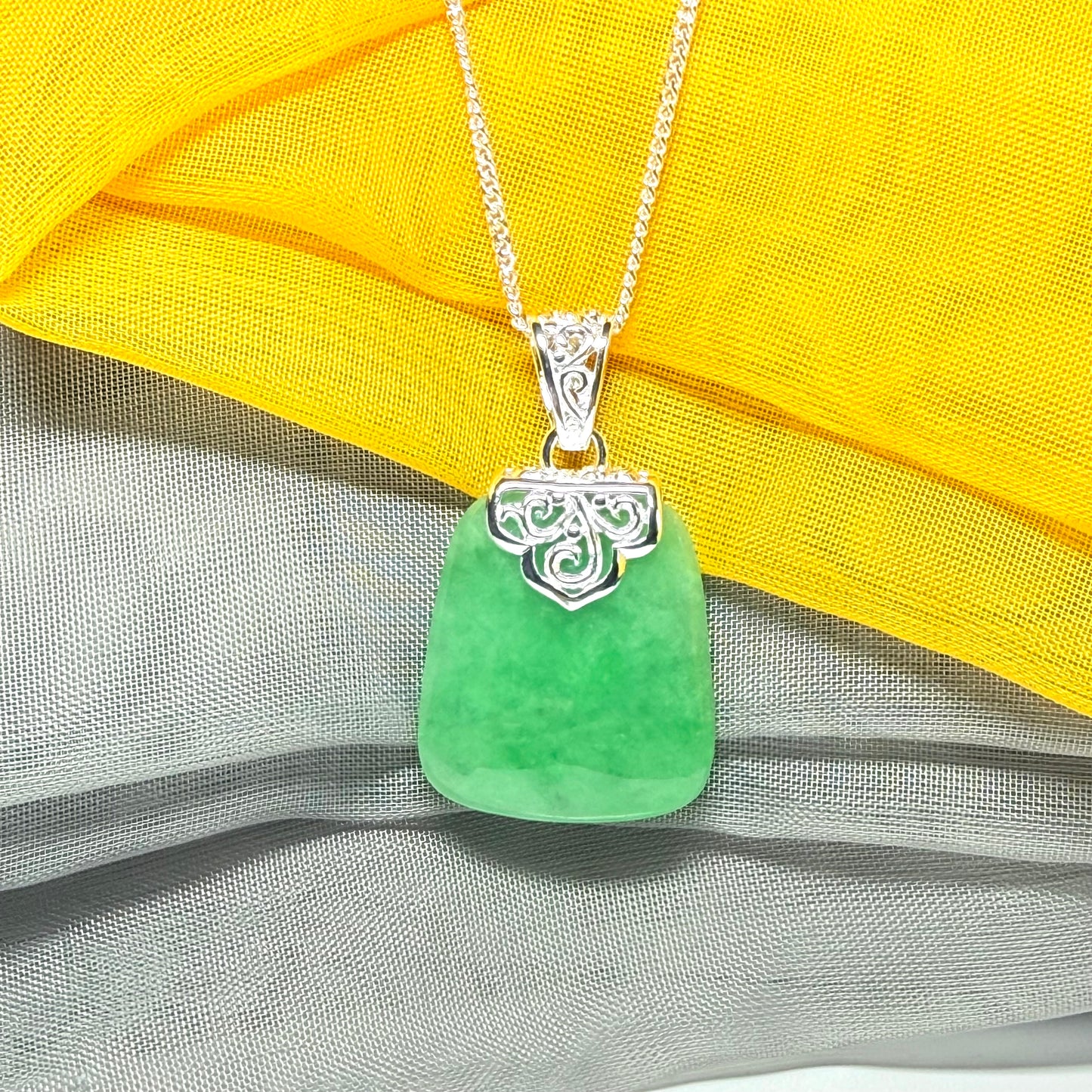A large sparkling sterling silver green real jade necklace patterned style