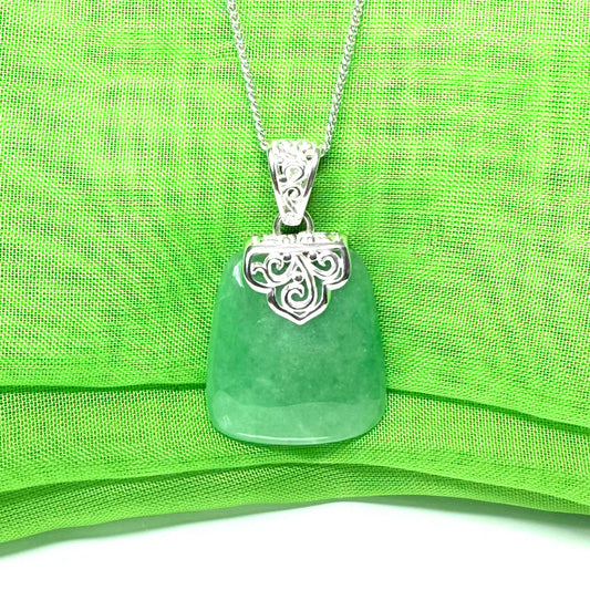 Beautiful necklace with a real green jade stone, large cushion shape pendant, including a solid curb chain