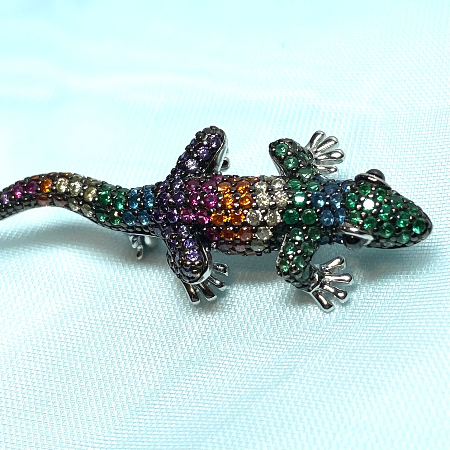 A sterling silver cubic zirconia gecko brooch with real onyx eyes