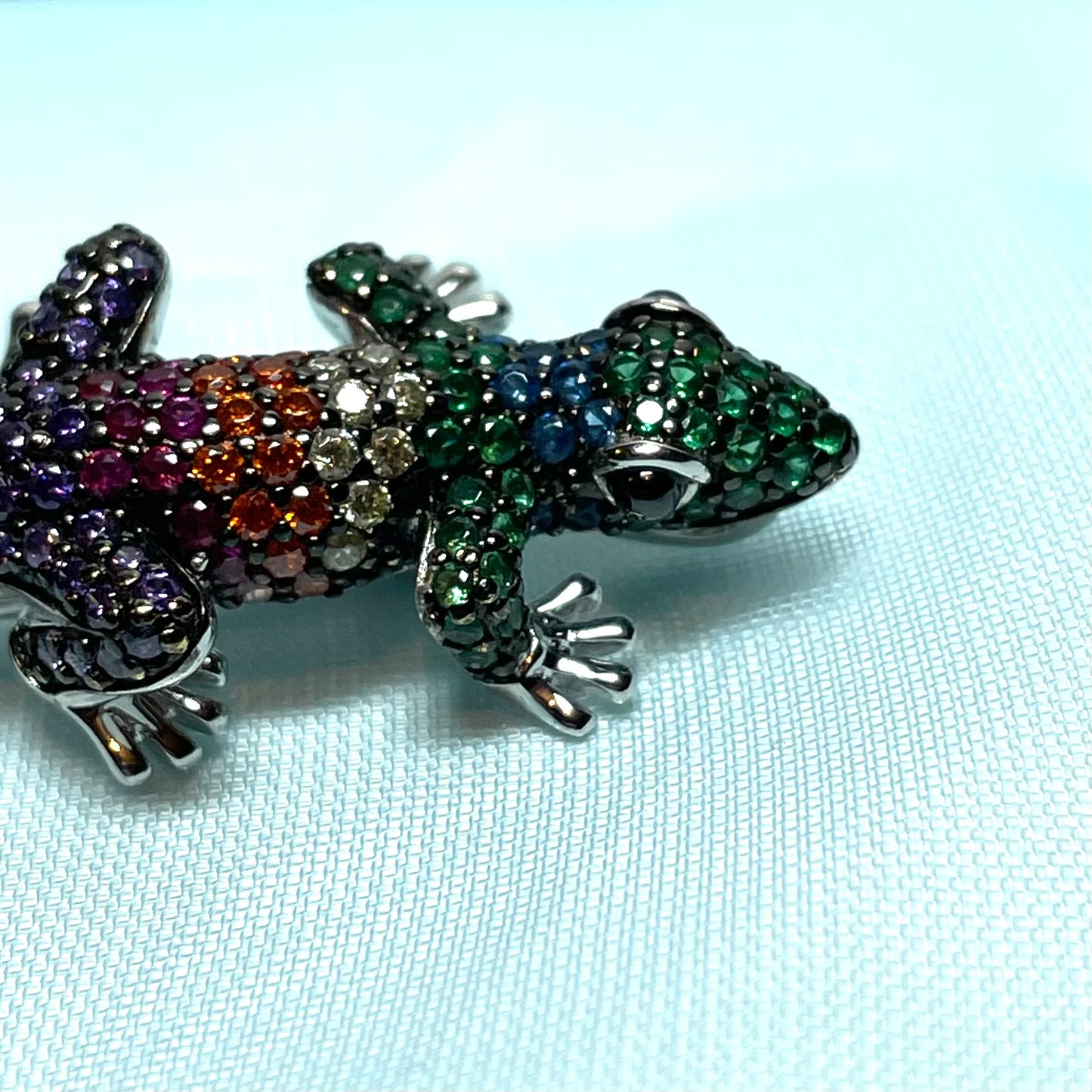 A sterling silver cubic zirconia gecko brooch with real onyx eyes