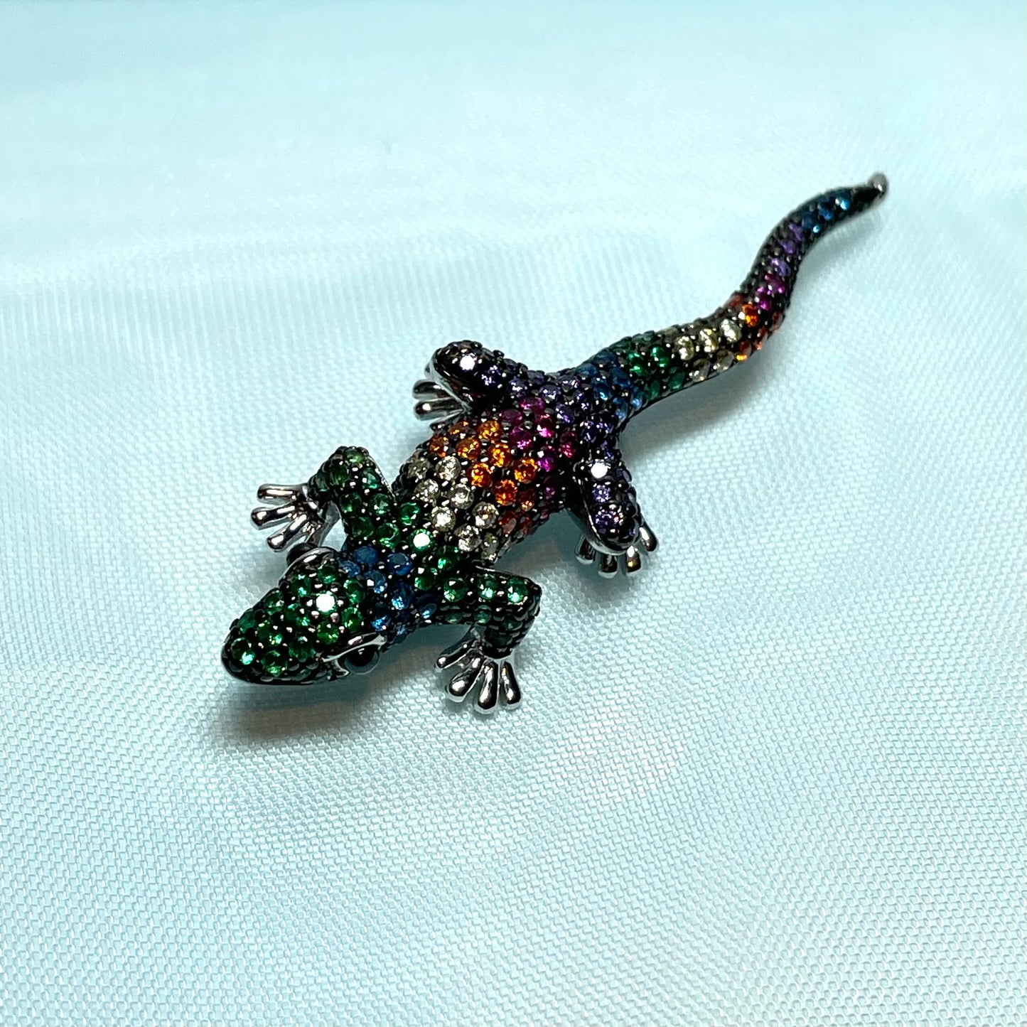 A sterling silver cubic zirconia gecko brooch with real onyx eyes