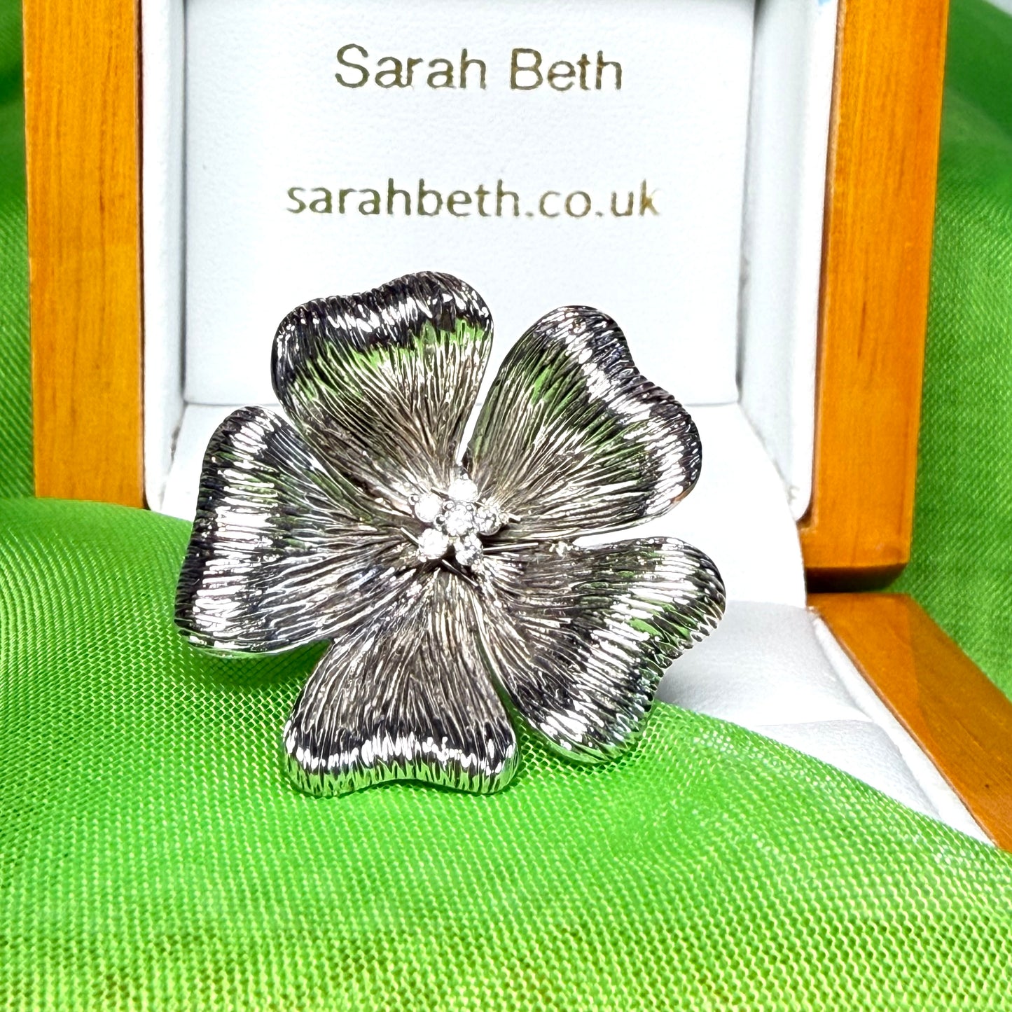 Large cocktail ladies sterling silver cluster daisy petal flower ring fancy round shaped