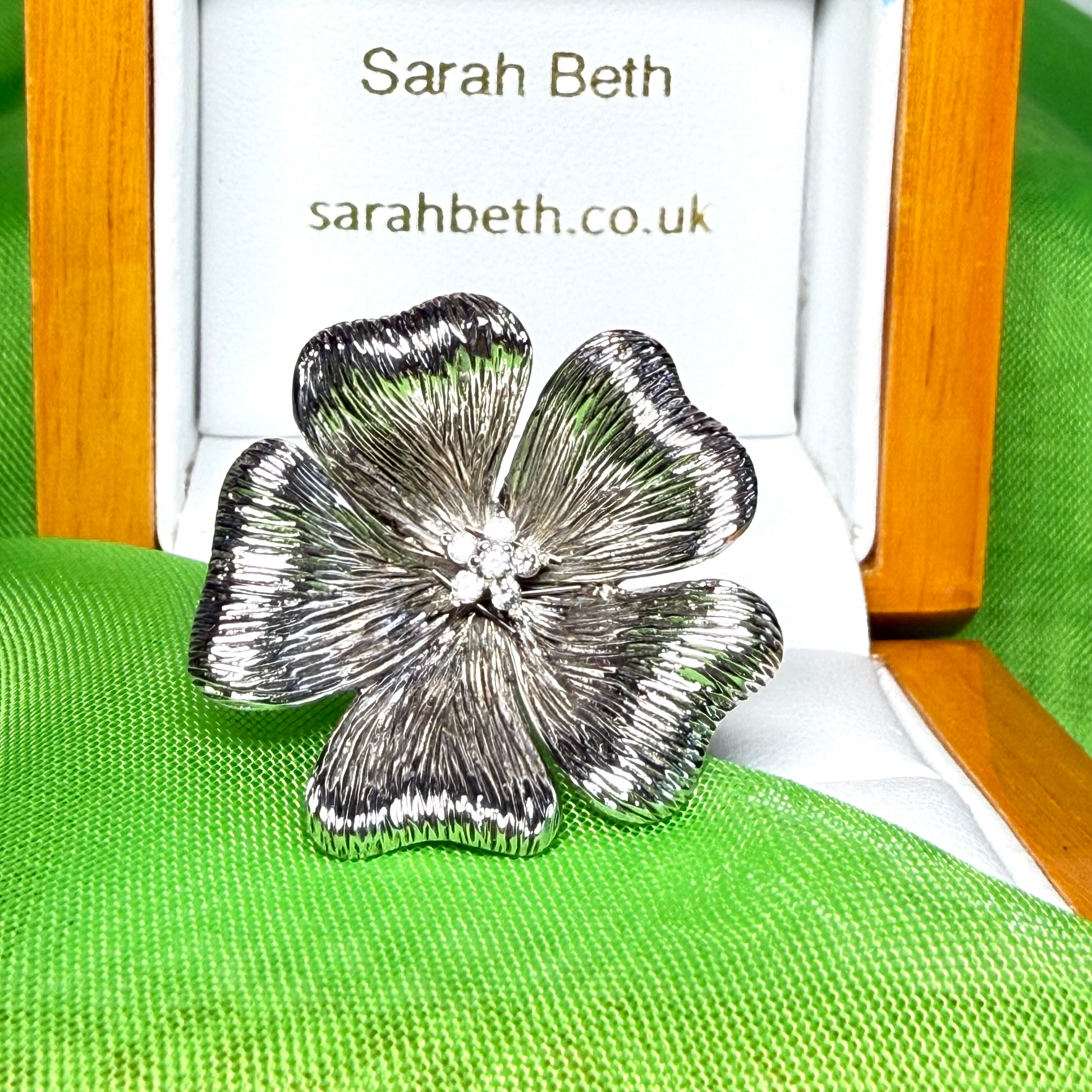 Large cocktail ladies sterling silver cluster daisy petal flower ring fancy round shaped