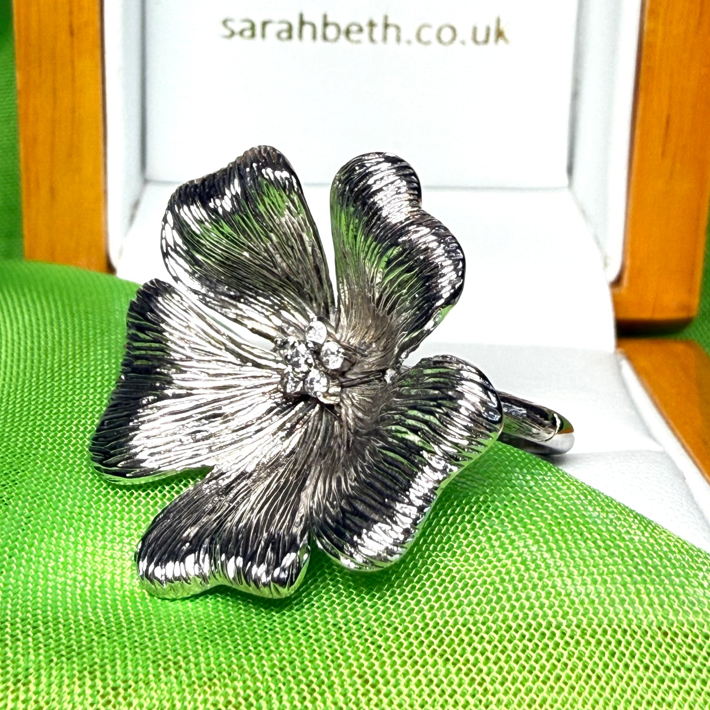 Large cocktail ladies sterling silver cluster daisy petal flower ring fancy round shaped