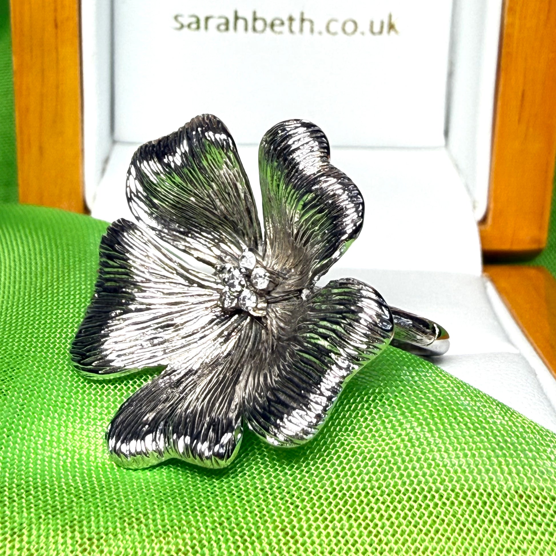 Large cocktail ladies sterling silver cluster daisy petal flower ring fancy round shaped