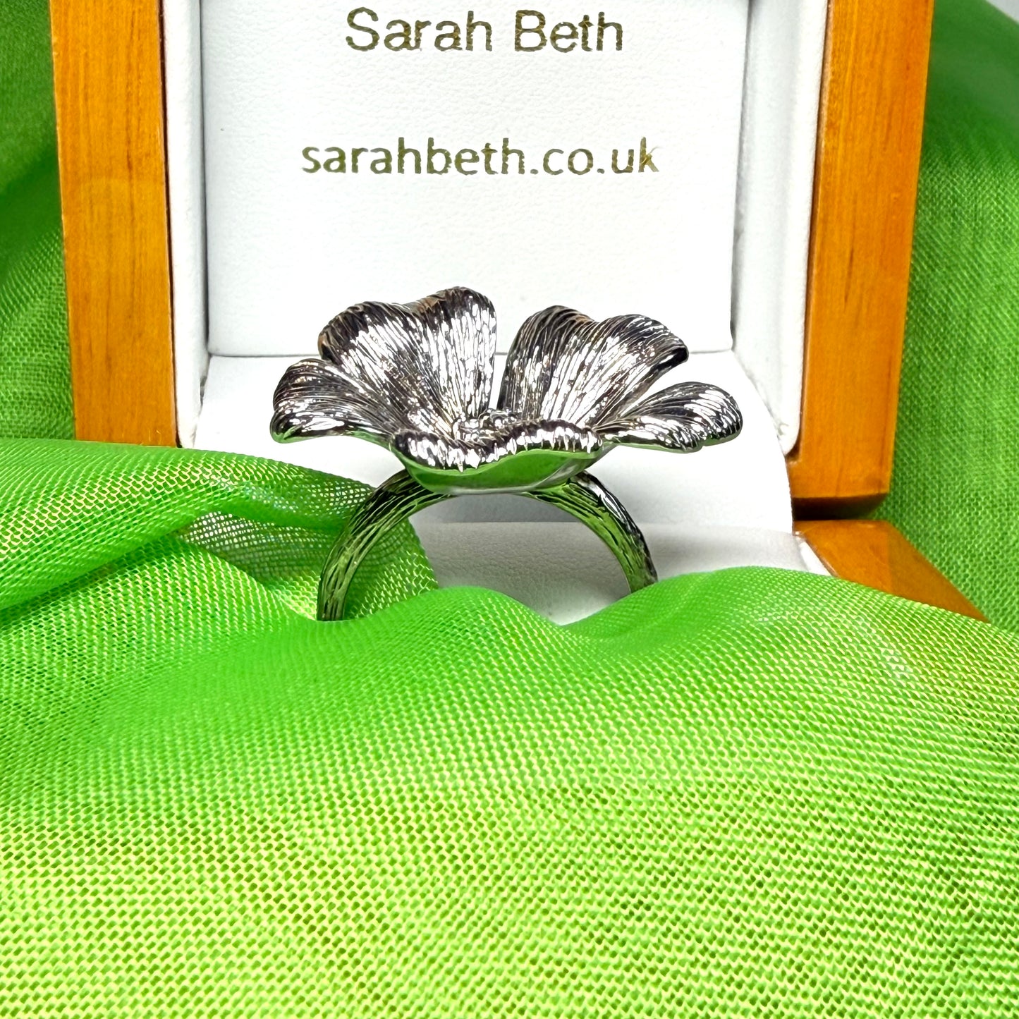 Large cocktail ladies sterling silver cluster daisy petal flower ring fancy round shaped