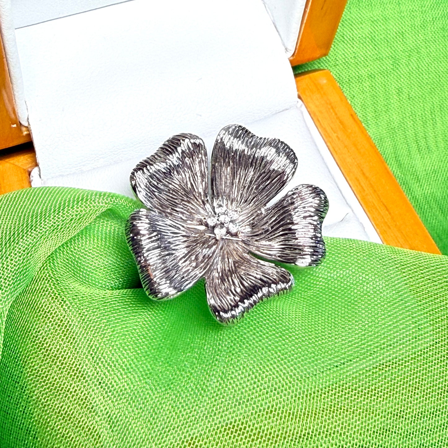 Large cocktail ladies sterling silver cluster daisy petal flower ring fancy round shaped