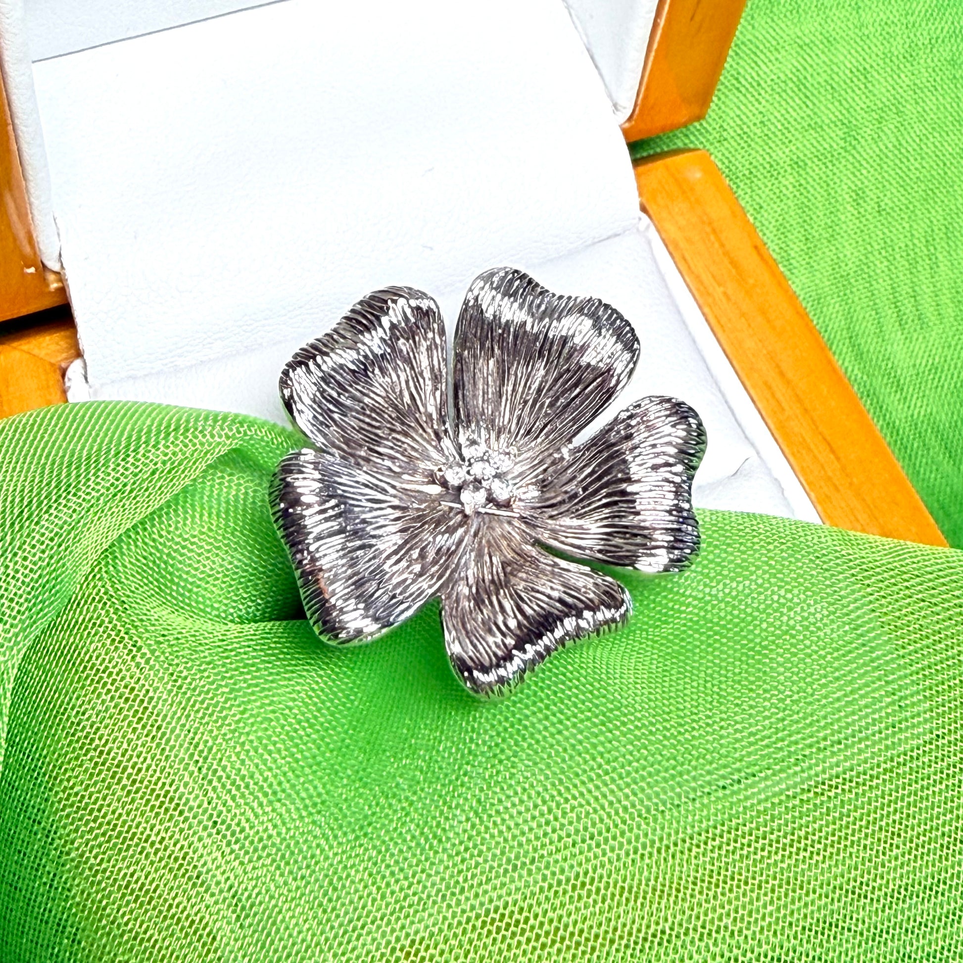 Large cocktail ladies sterling silver cluster daisy petal flower ring fancy round shaped