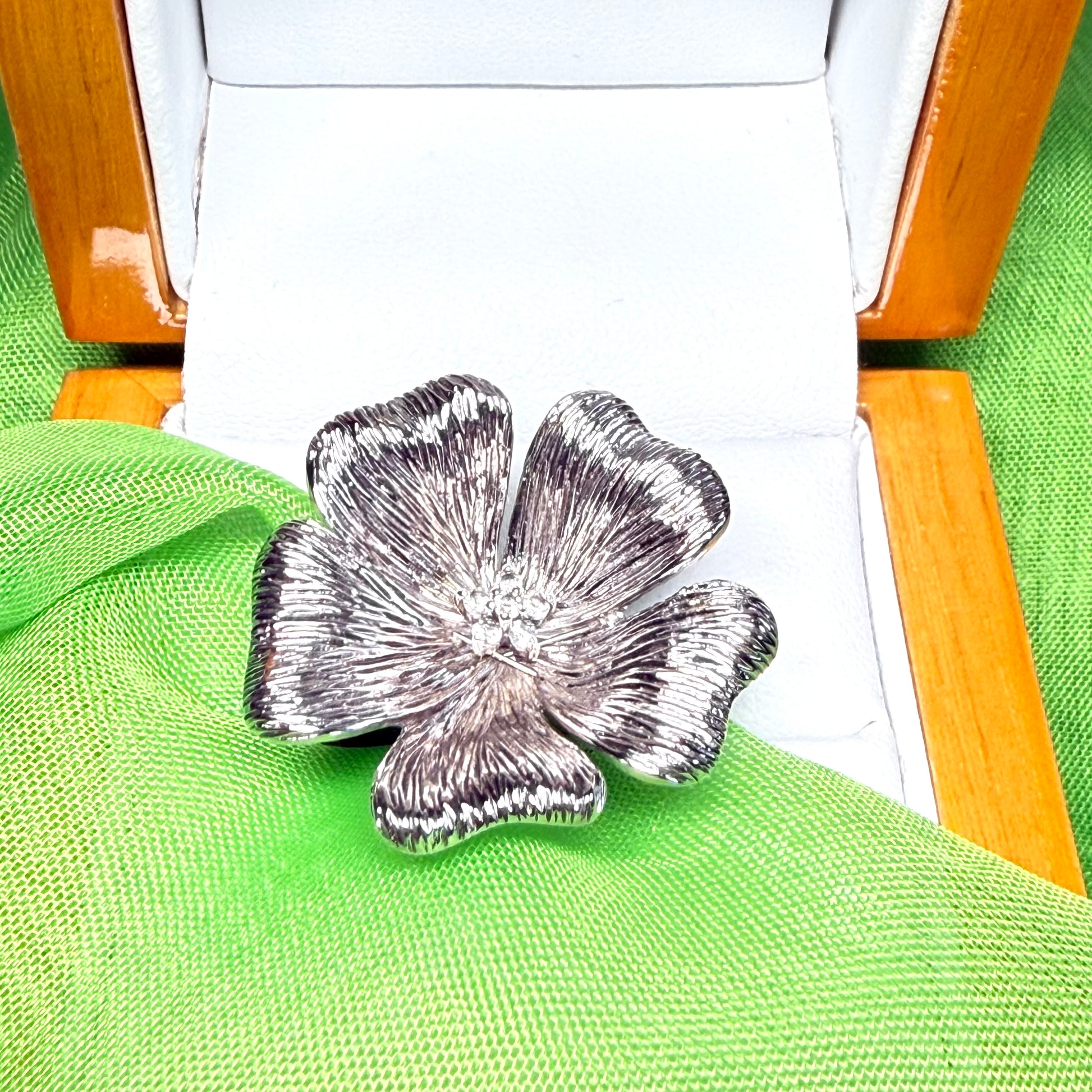 Large cocktail ladies sterling silver cluster daisy petal flower ring fancy round shaped