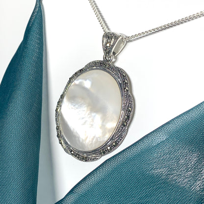 Large oval Mother of Pearl silver necklace