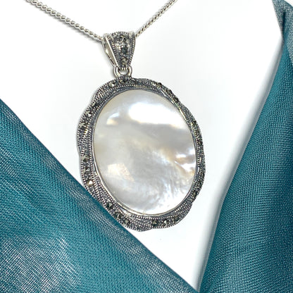 Large oval Mother of Pearl silver necklace