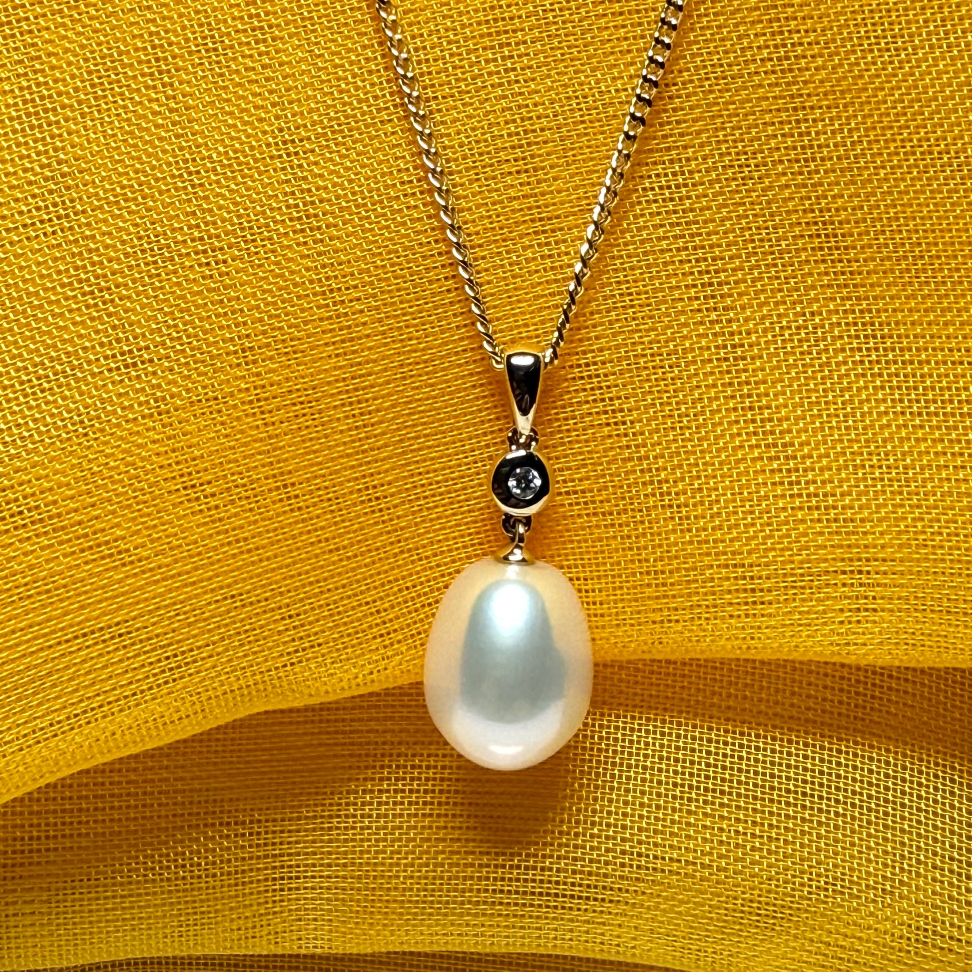 Necklace real freshwater cultured pearl and real diamond yellow gold oval shape drop pendant