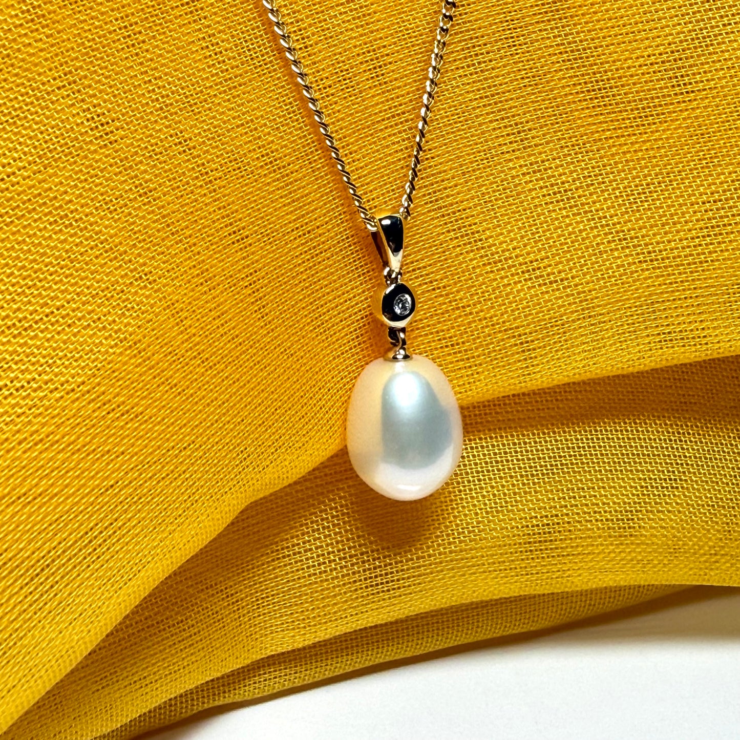 Necklace real freshwater cultured pearl and real diamond yellow gold oval shape drop pendant