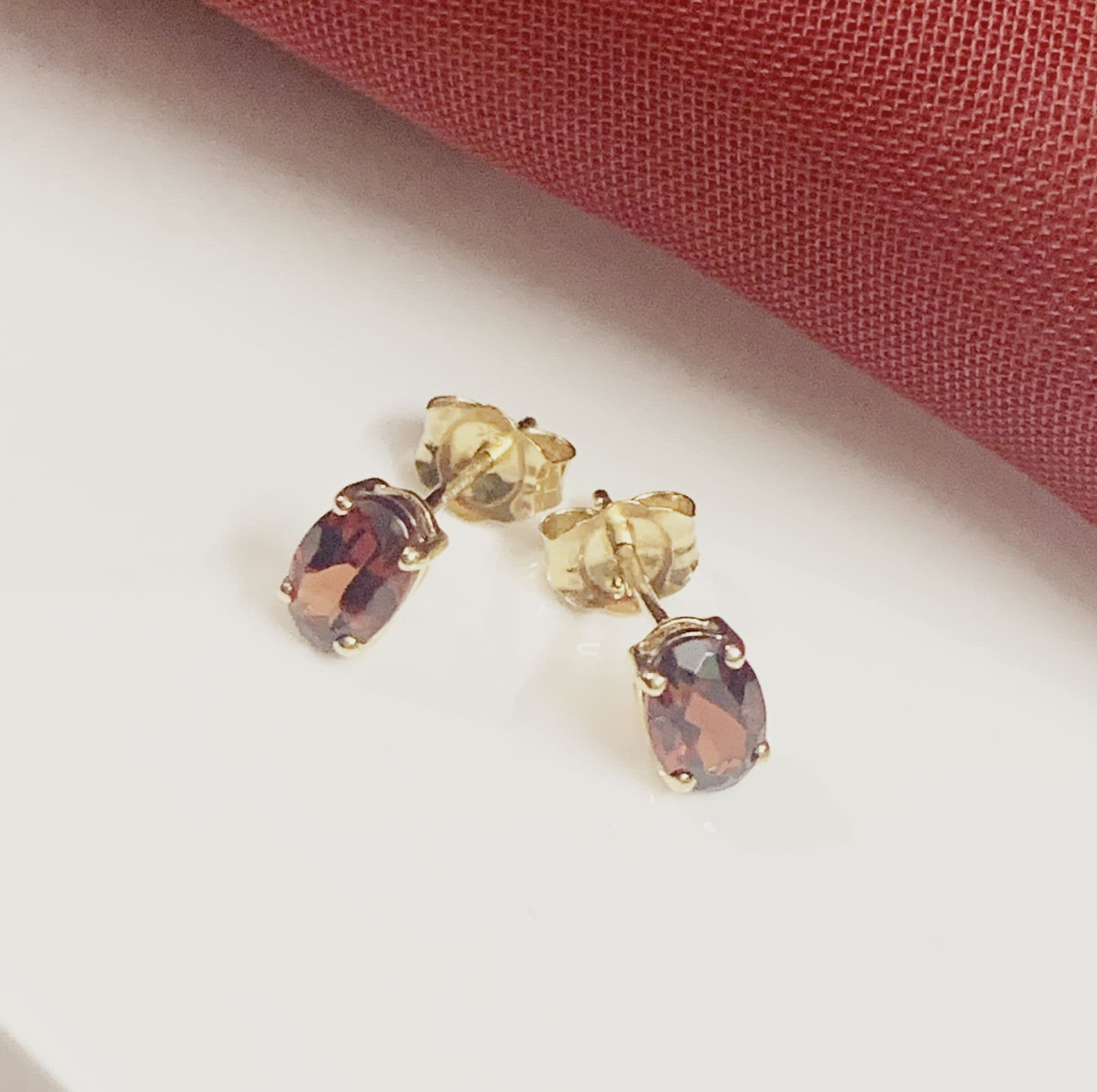 Oval garnet yellow gold stud earrings