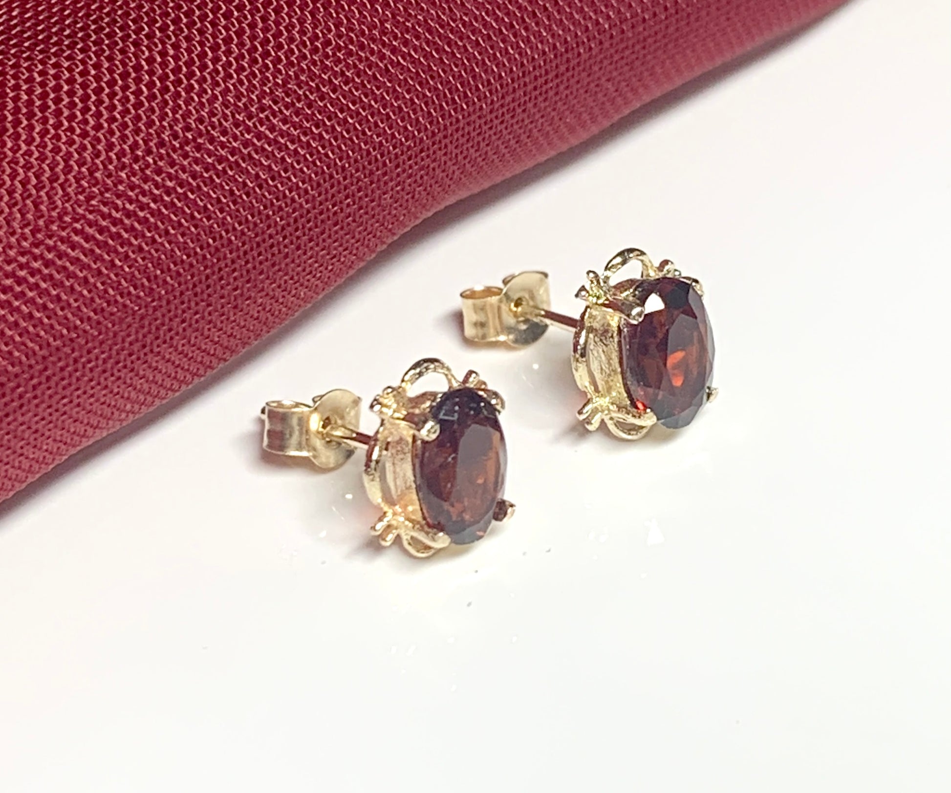 Oval yellow gold real garnet stud earrings