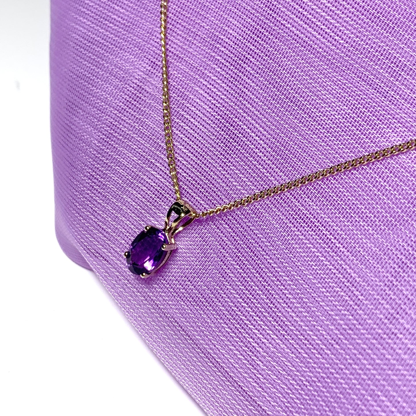 Oval purple amethyst yellow gold necklace