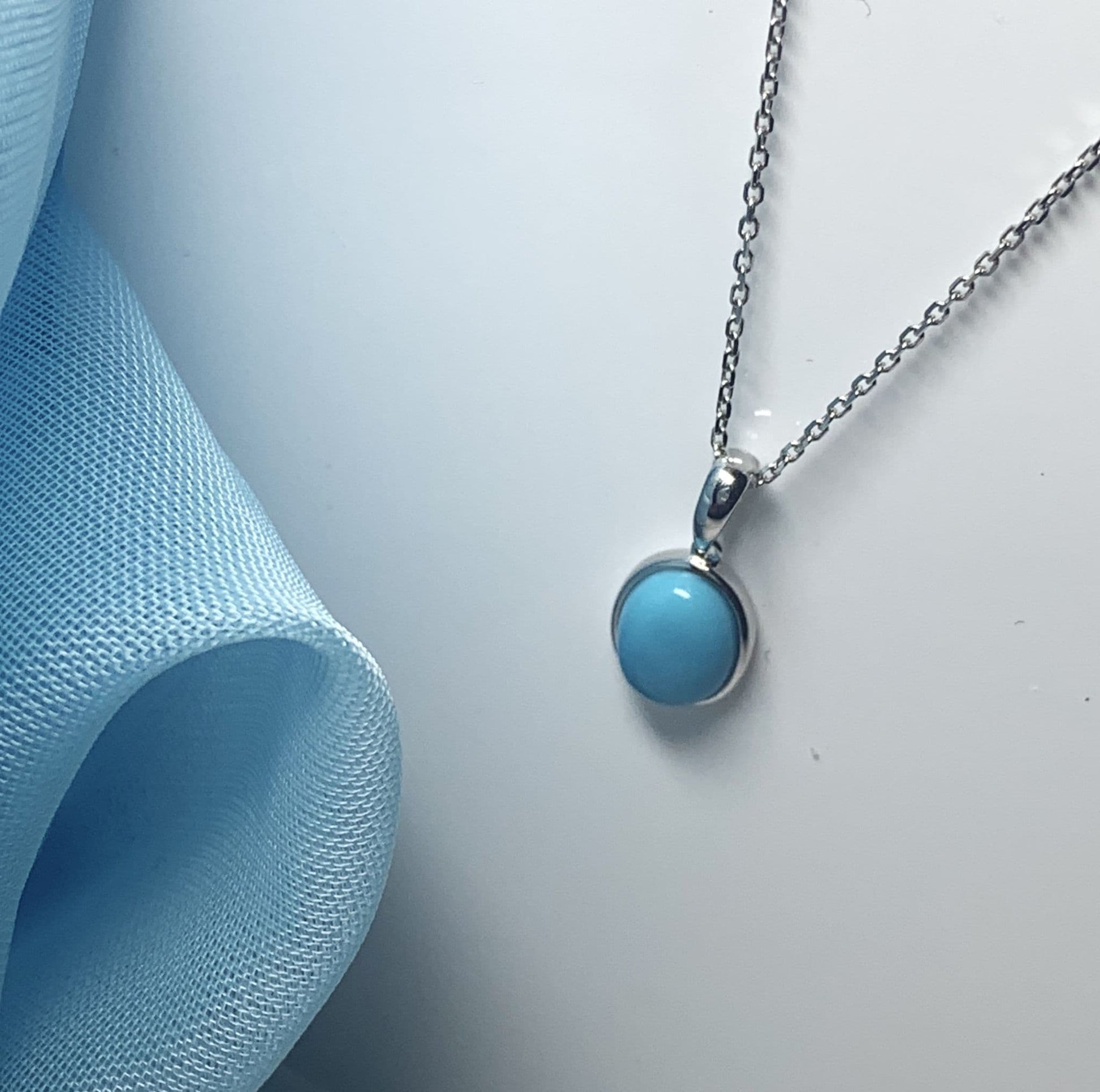 Turquoise oval white gold necklace pendant