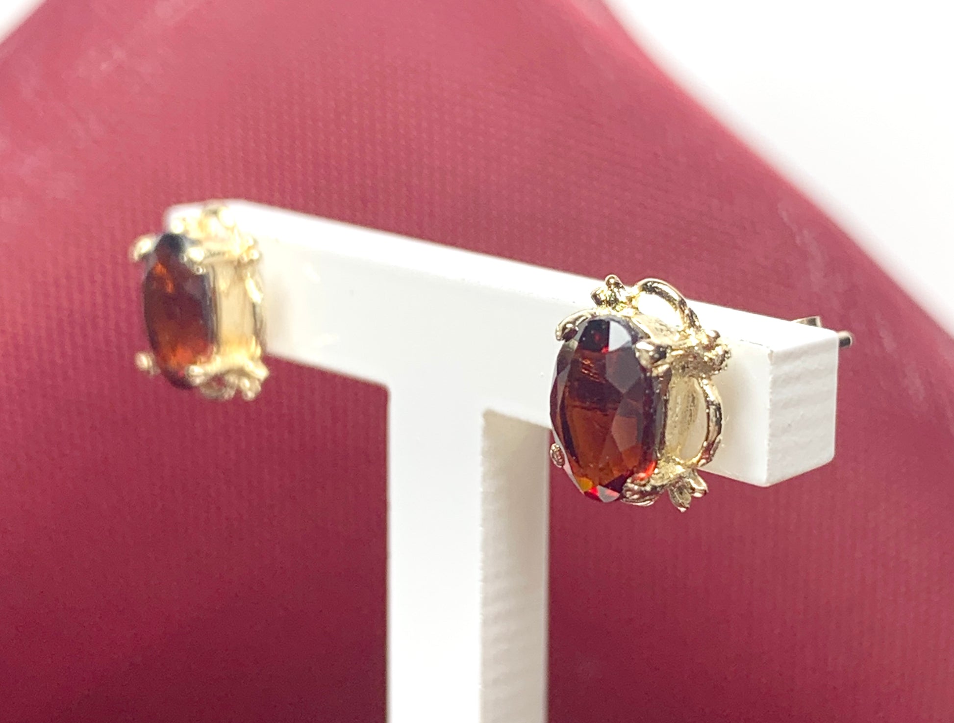 Oval yellow gold real garnet stud earrings