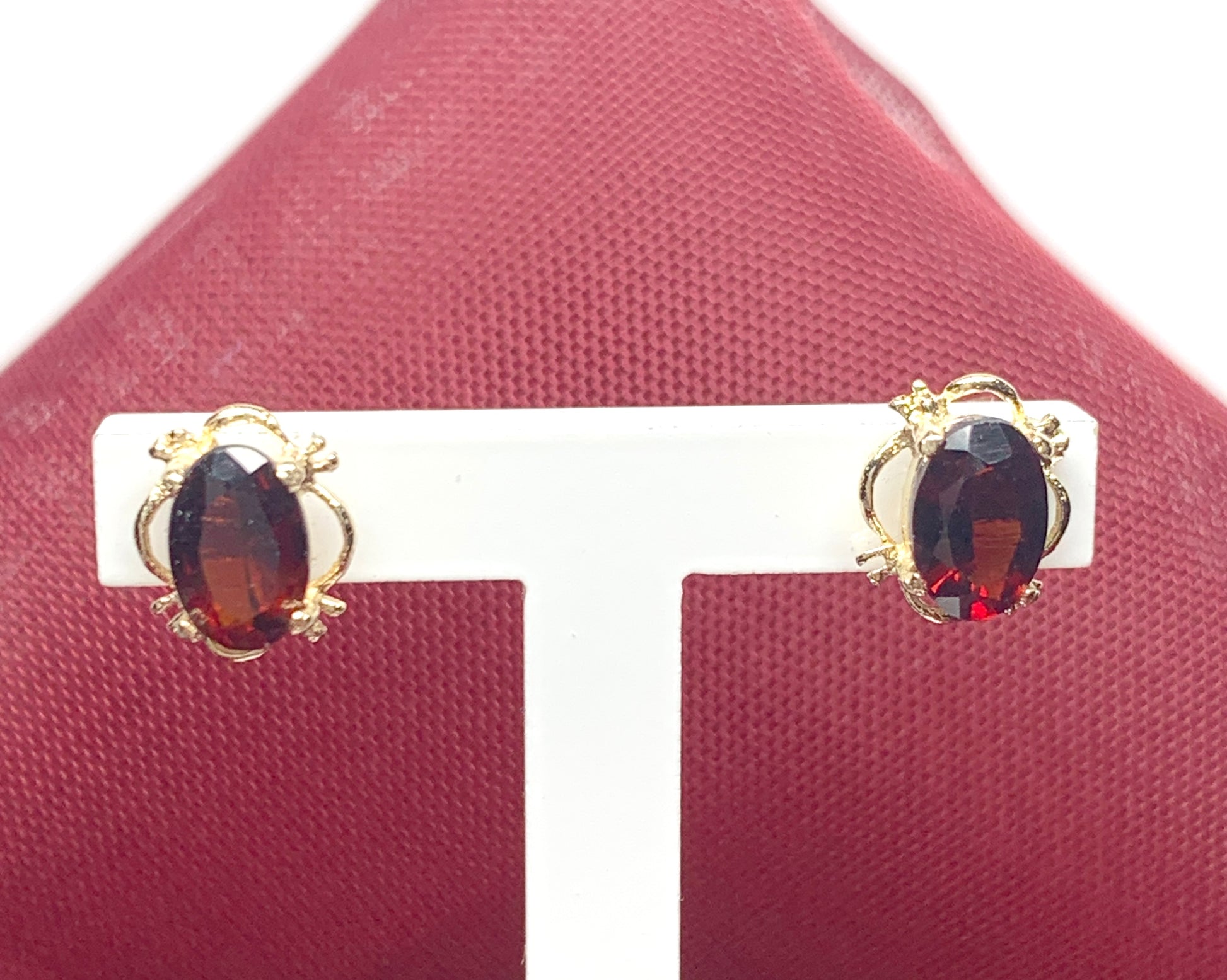 Oval yellow gold real garnet stud earrings