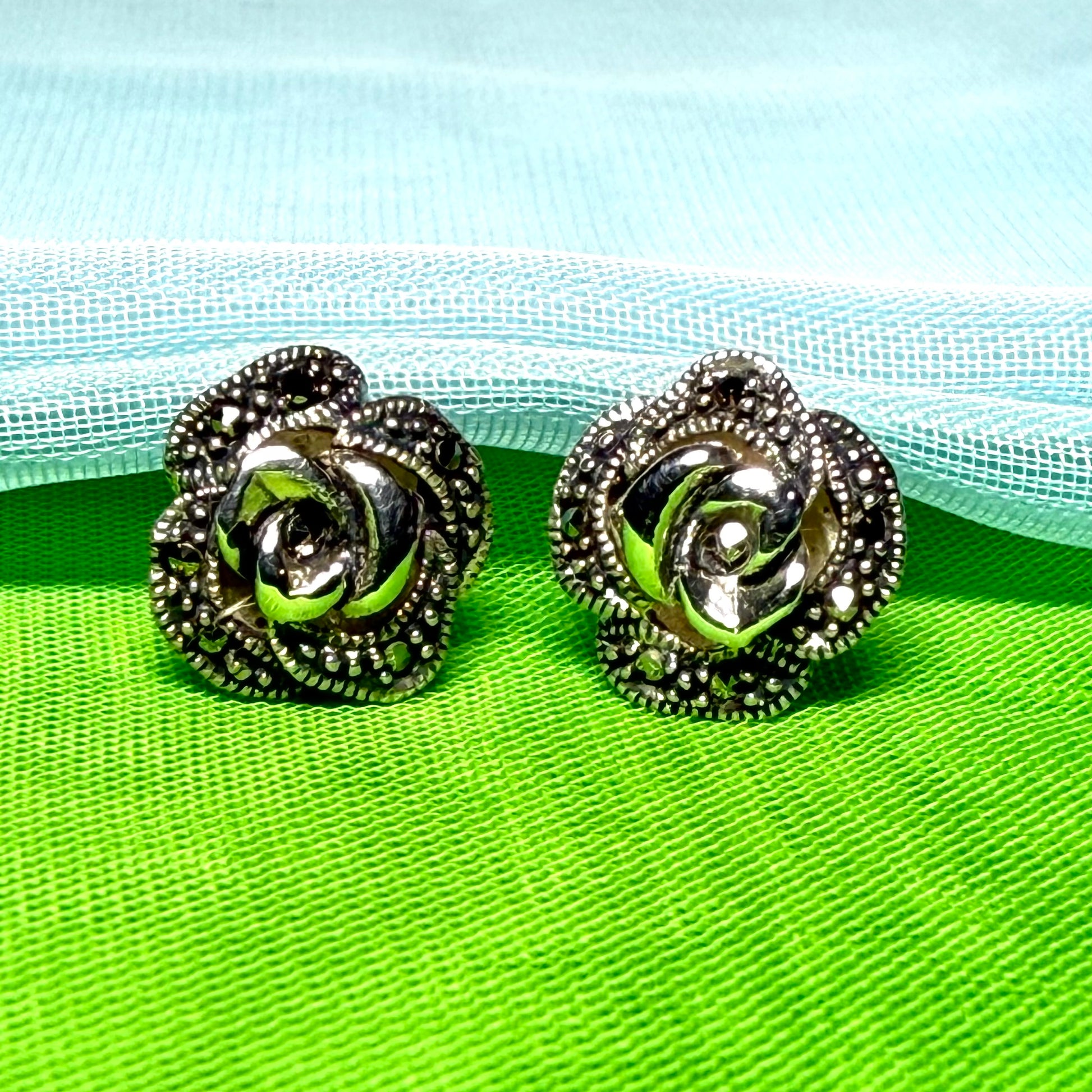 Round flower shaped stud earrings

Marcasite stones

Classic design

Gift box included

A beautiful round pair of sterling silver real marcasite stud earrings, crafted from solid sterling silver in a rounded flower petal design.

Expertly crafted from genuine 925 sterling silver, these elegant stud earrings feature sparkling real marcasite stones arranged in a timeless floral design.