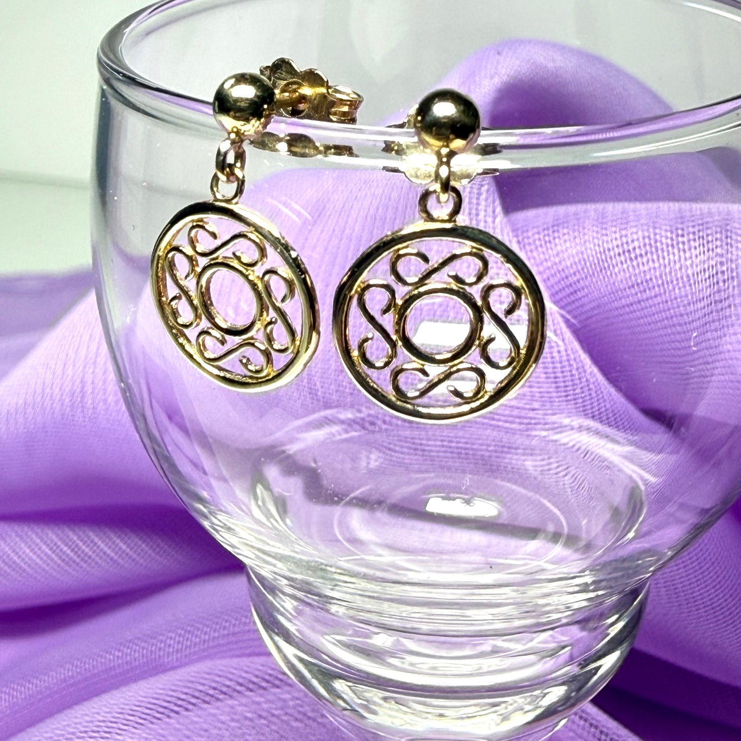 Round yellow gold drop earrings