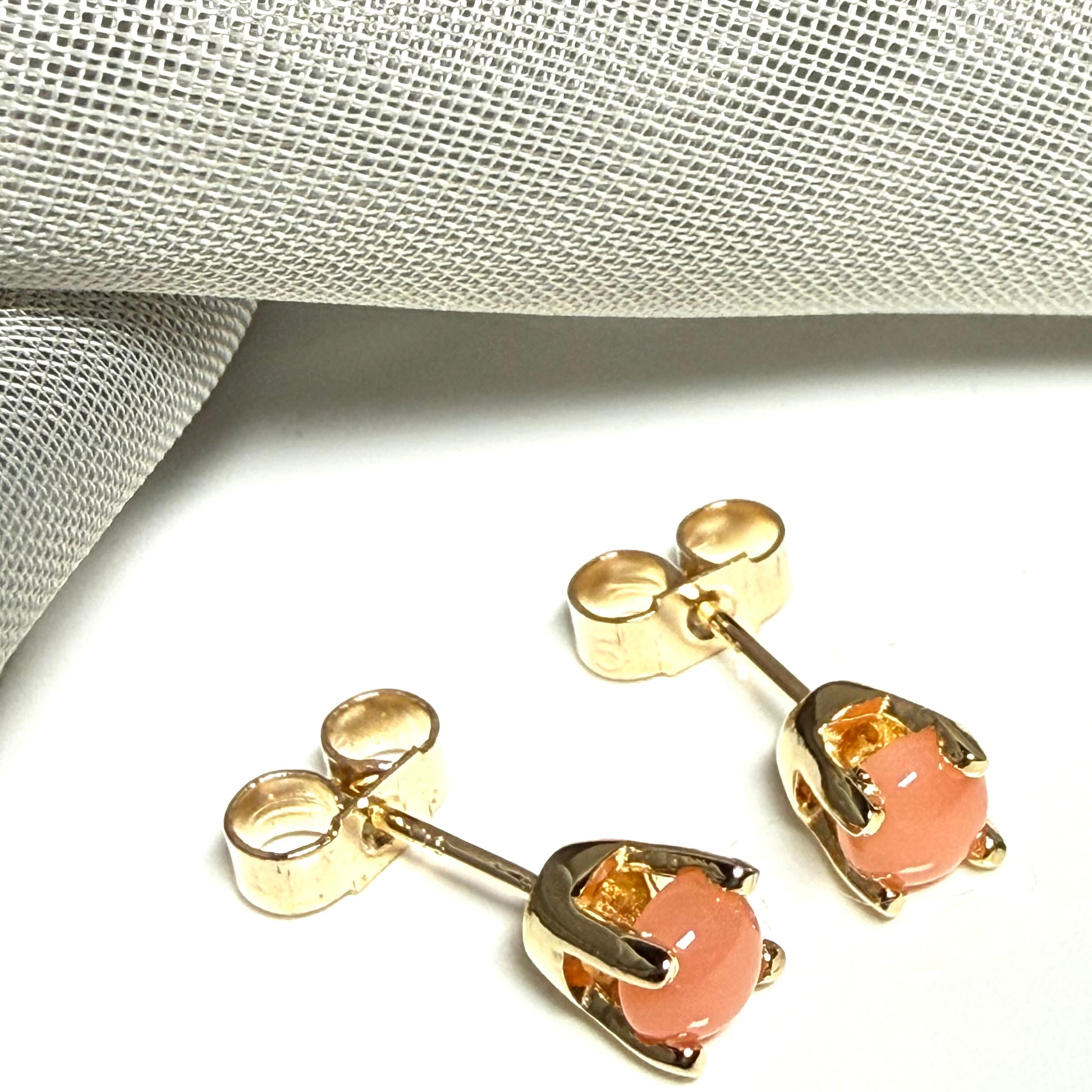 Real coral yellow gold round simple four claw set stud earrings