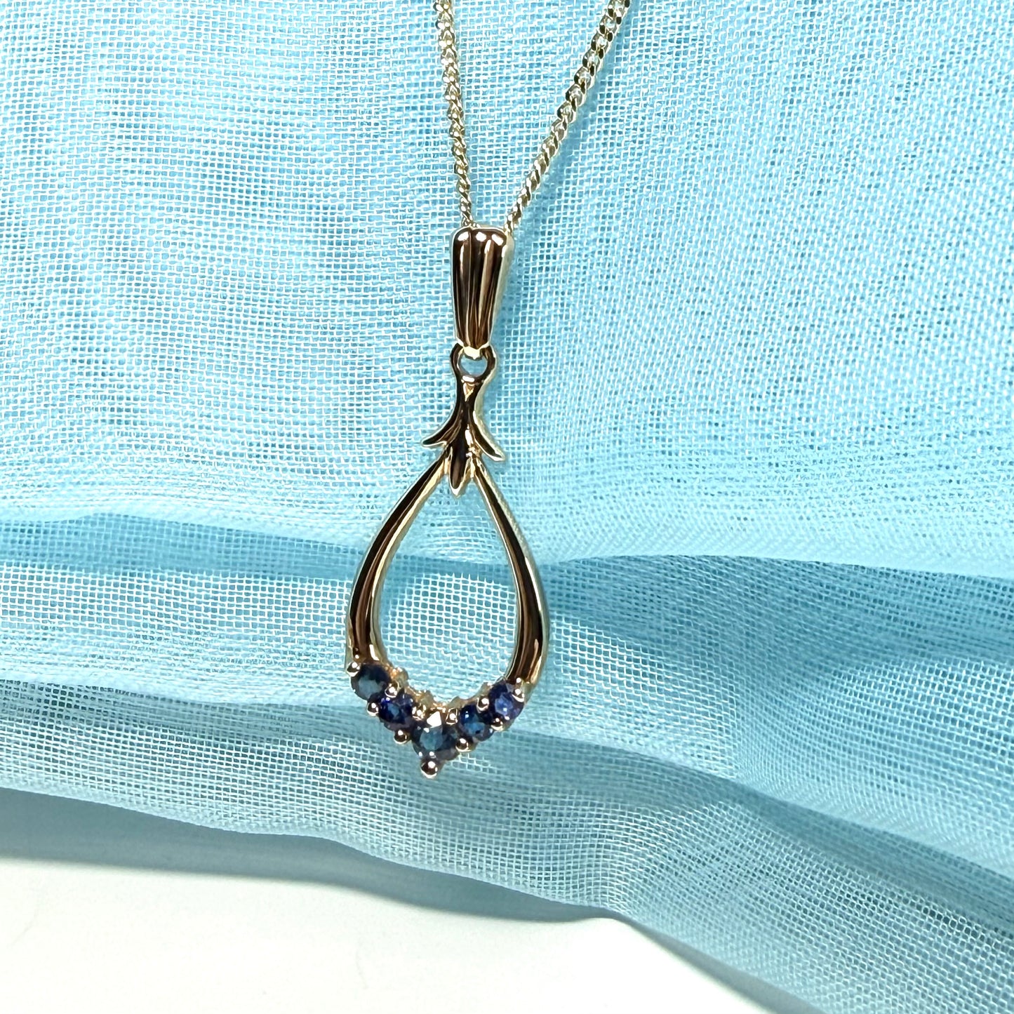 Pear shaped yellow gold blue real sapphire necklace pendant