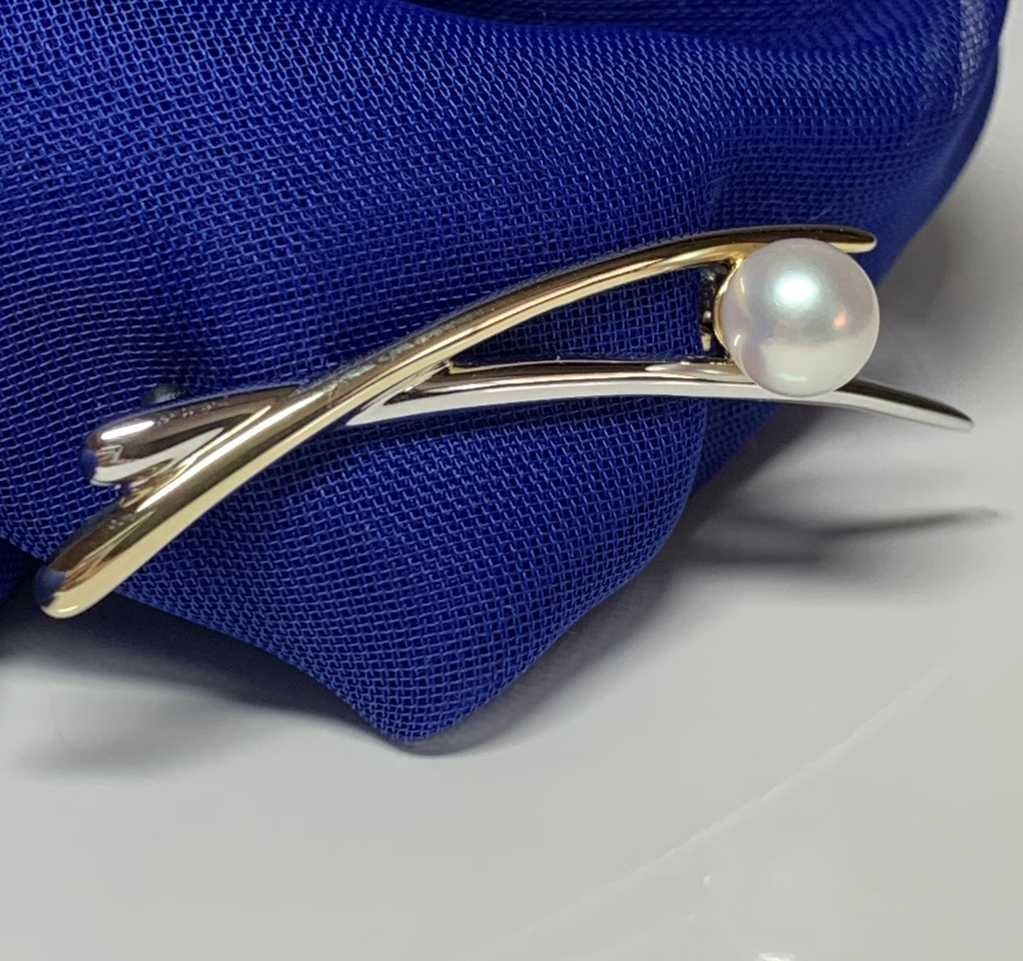 Cultured pearl brooch two colour gold