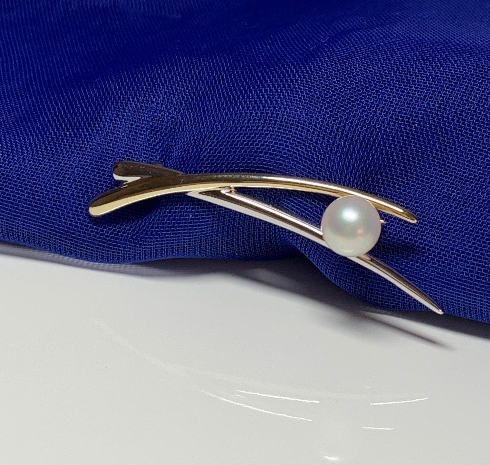 Cultured pearl brooch two colour gold