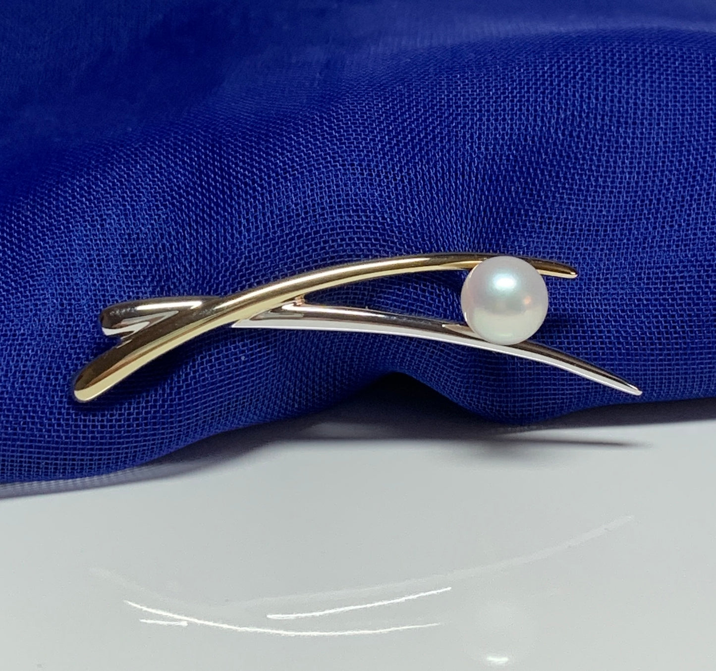 Cultured pearl brooch two colour gold