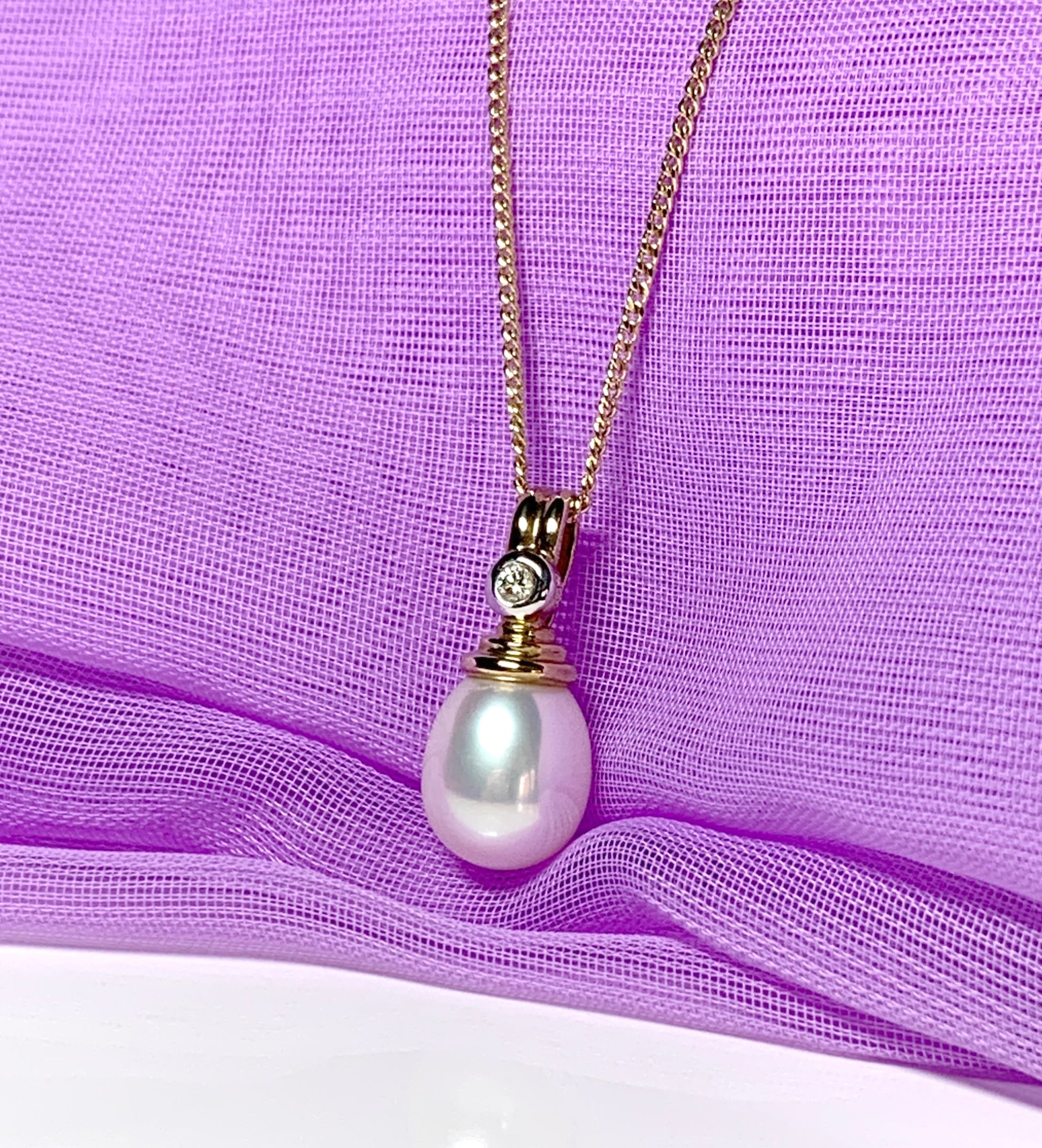 Pearl necklace freshwater cultured and diamond yellow gold pendant