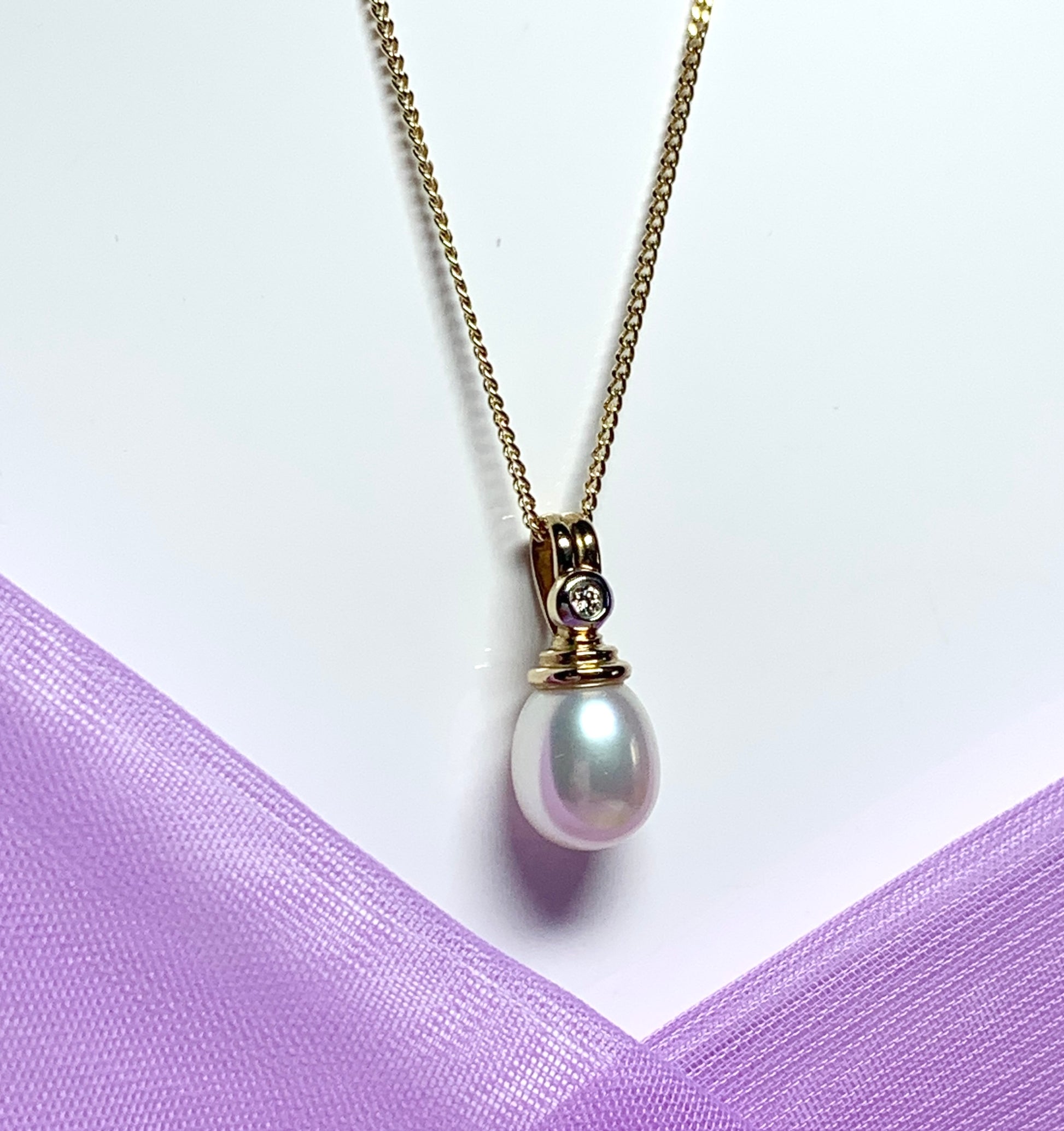 Pearl necklace freshwater cultured and diamond yellow gold pendant