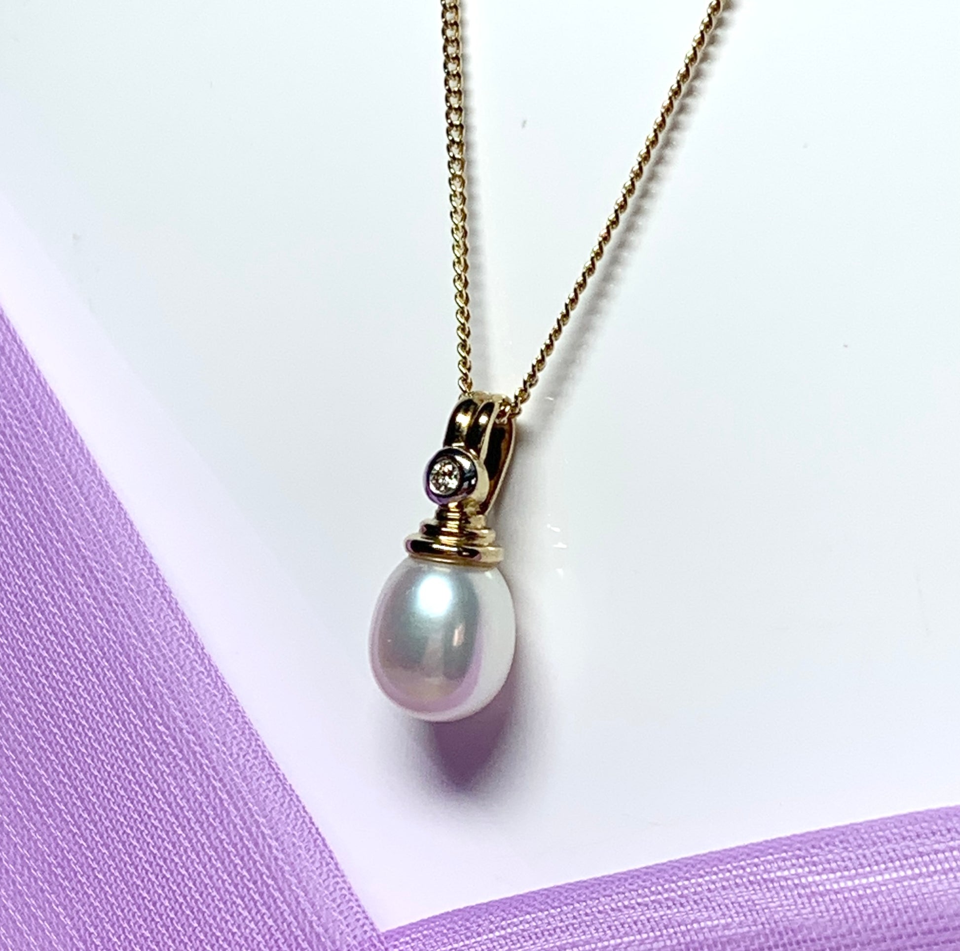 Pearl necklace freshwater cultured and diamond yellow gold pendant