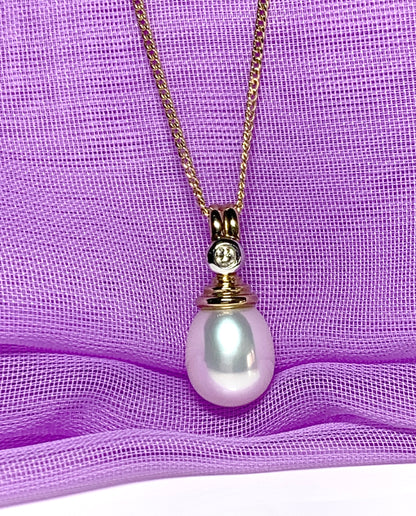 Pearl necklace freshwater cultured and diamond yellow gold pendant